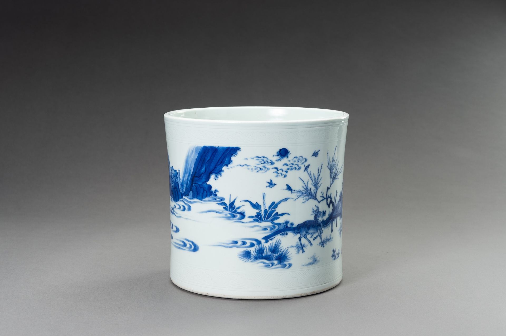 A BLUE & WHITE PORCELAIN BRUSPOT, 20th CENTURY - Bild 6 aus 10