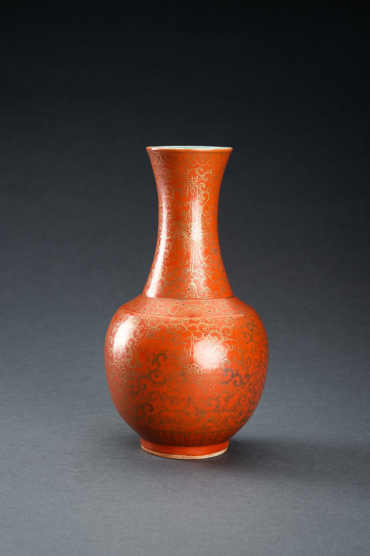 A GOLD PAINTED CORAL-GORUND BOTTLE VASE, REPUBLIC PERIOD - Image 7 of 13