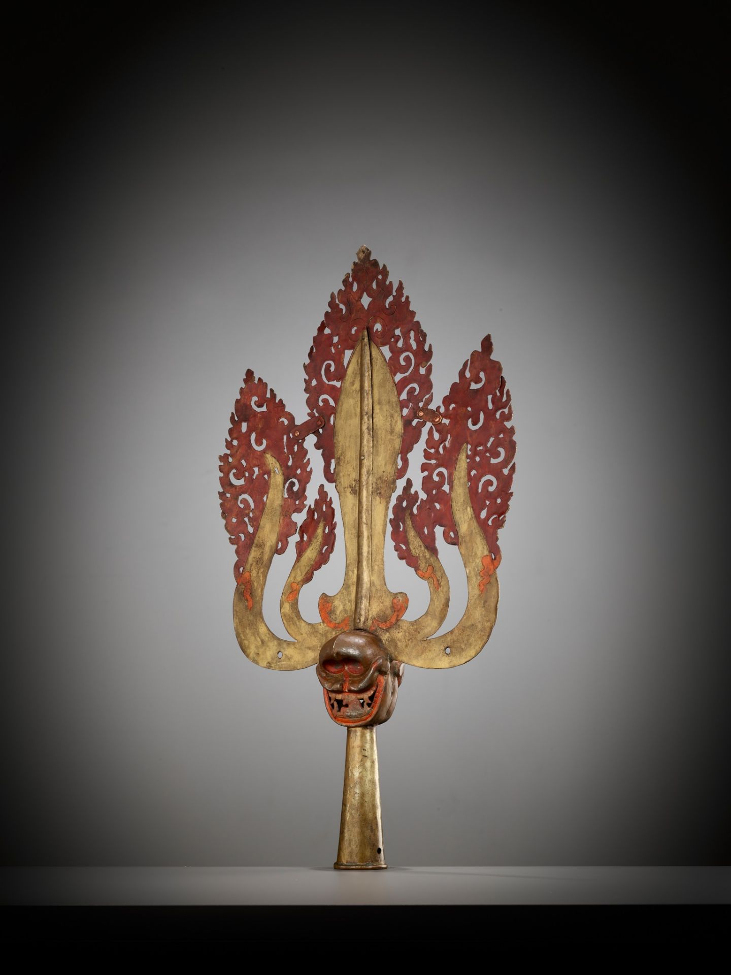 A LARGE LACQUERED AND GILT COPPER-ALLOY TRISHULA FITTING, TIBET, 17TH - 18TH CENTURY - Image 8 of 12