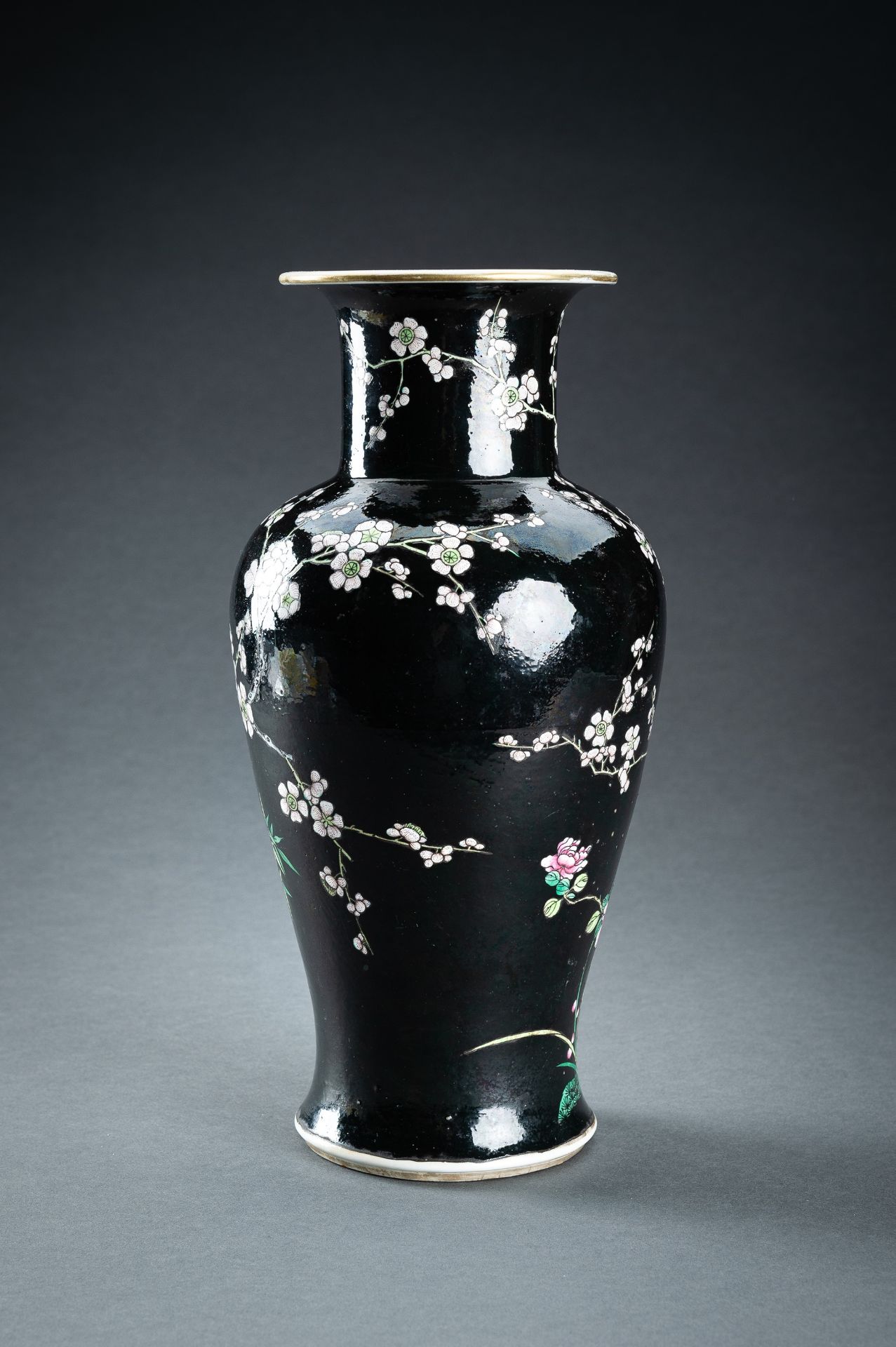 A FAMILLE NOIR BALUSTER VASE, QING - Bild 9 aus 14