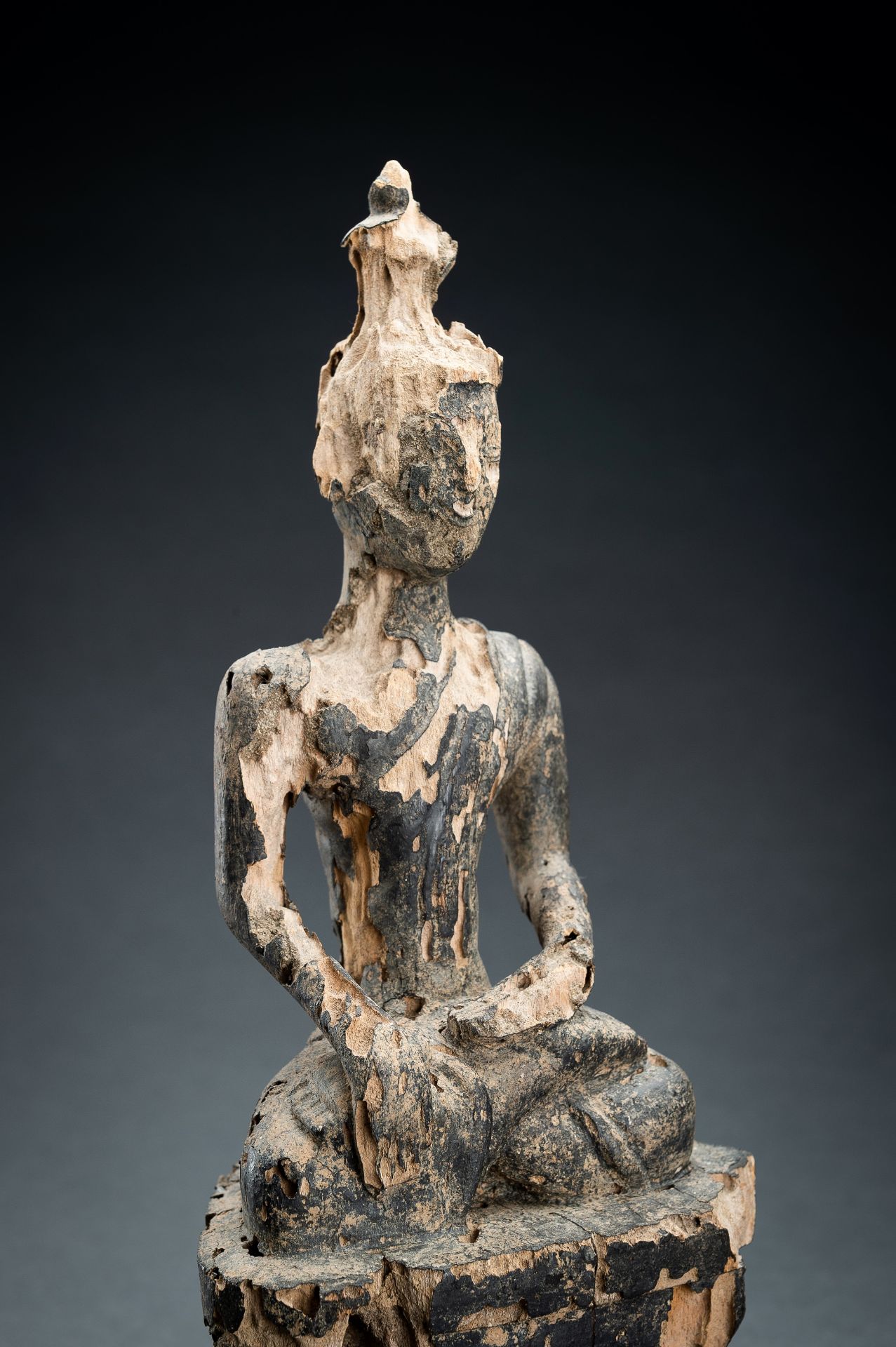 AN EXPRESSIVE WOOD FIGURE OF BUDDHA - Bild 7 aus 13