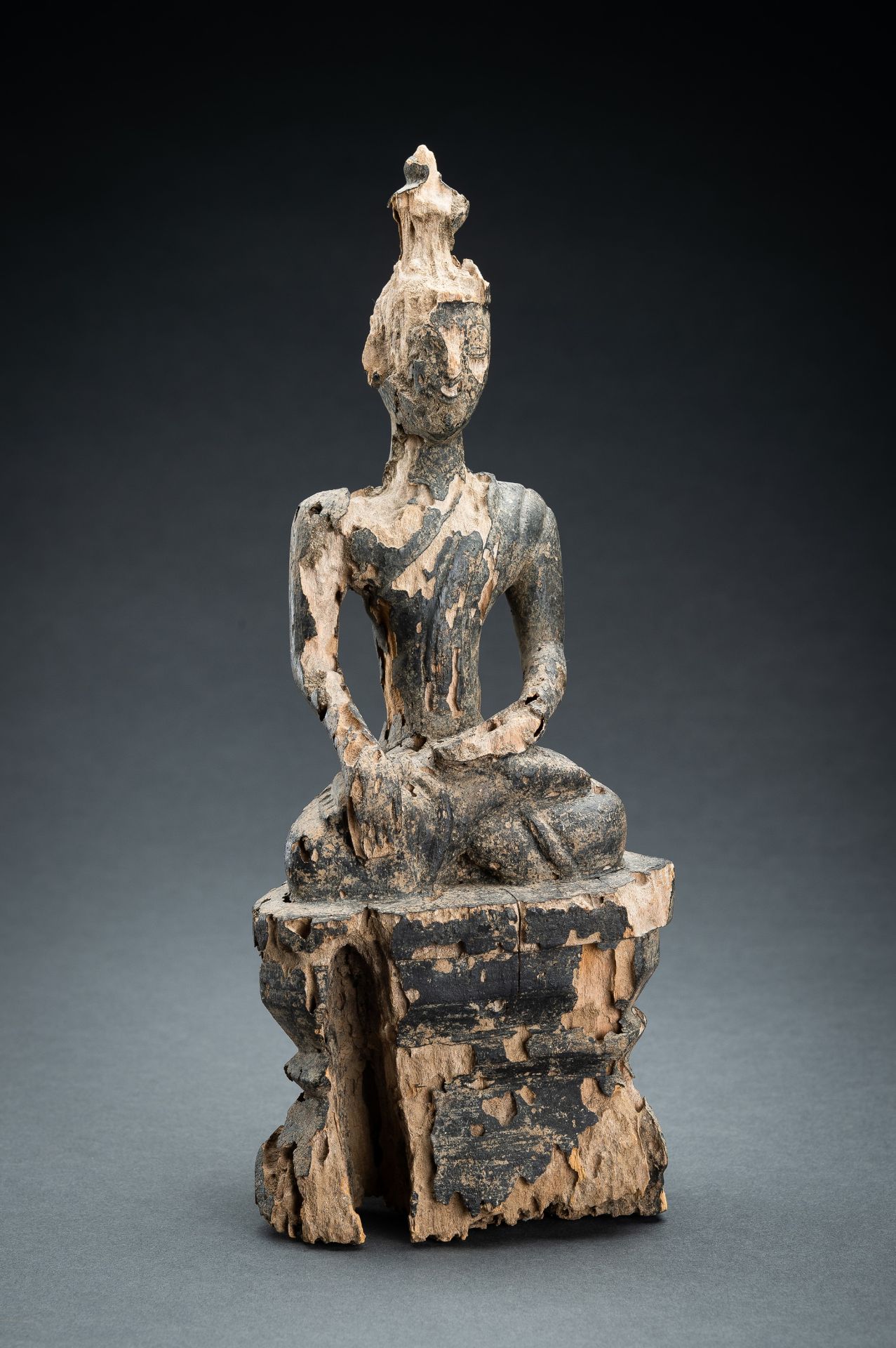 AN EXPRESSIVE WOOD FIGURE OF BUDDHA - Bild 5 aus 13