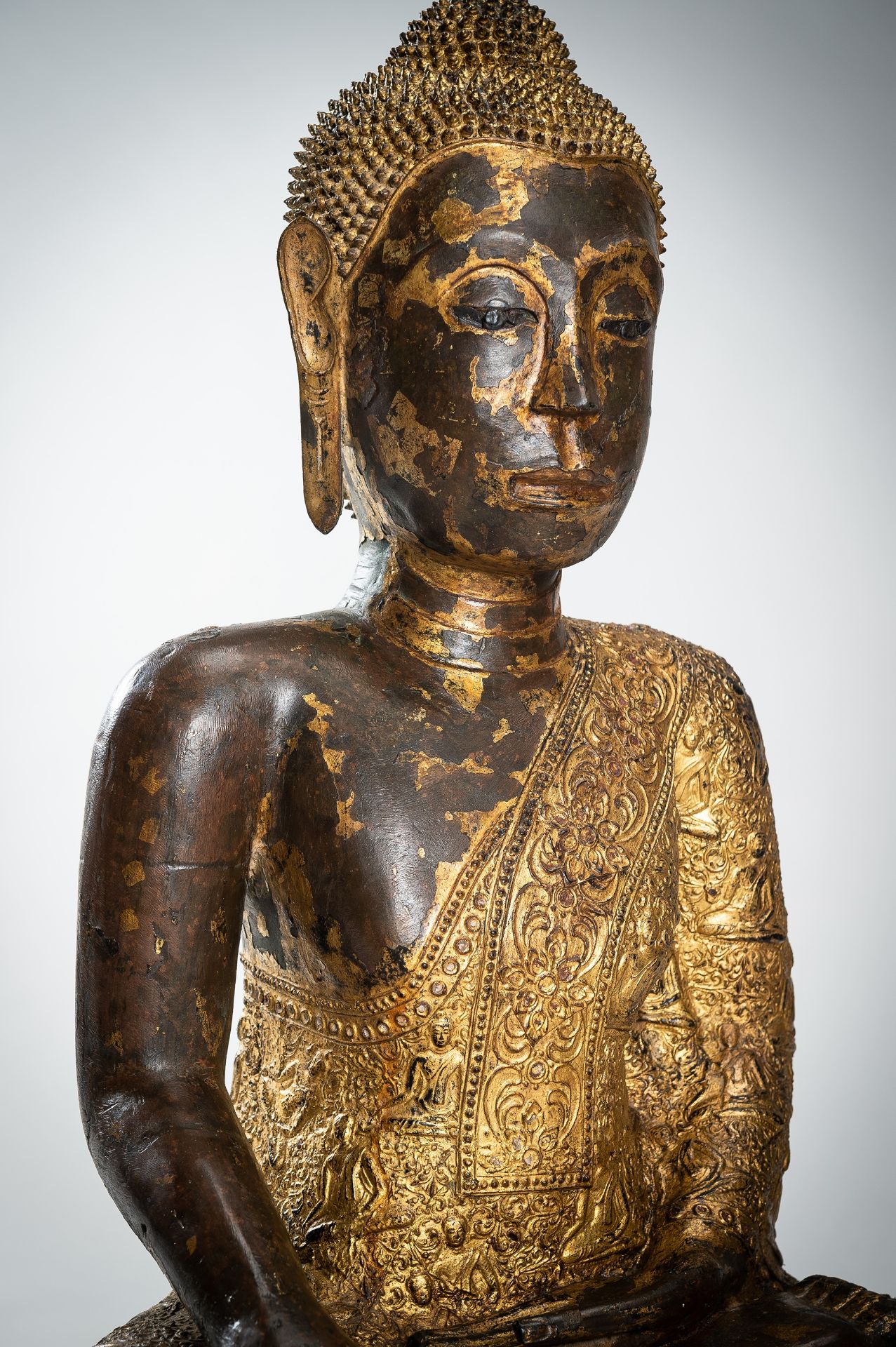 A LARGE GILT-LACQUERED BRONZE FIGURE OF SEATED BUDDHA, RATTANAKOSIN KINGDOM - Bild 17 aus 22