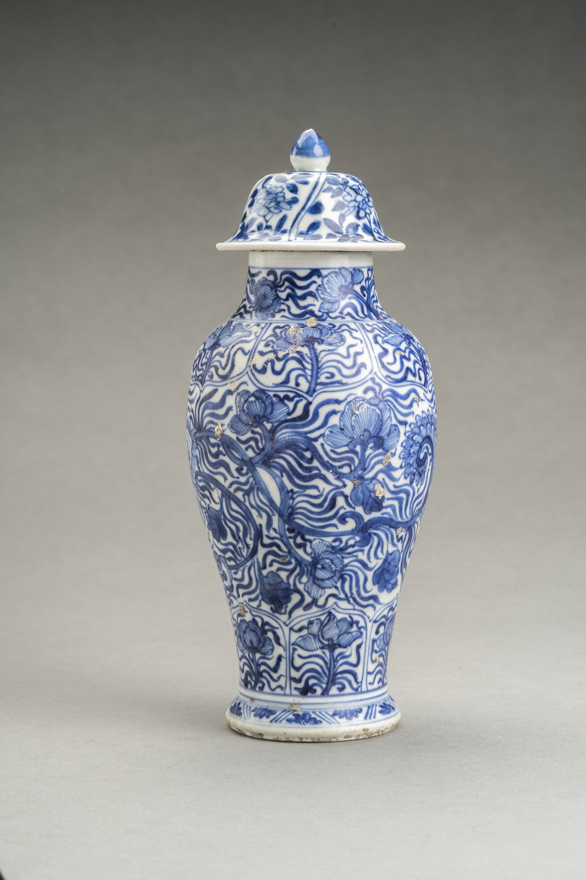 A BLUE AND WHITE KANGXI PERIOD PORCELAIN BALUSTER VASE, VUNG TAO CARGO - Image 3 of 8