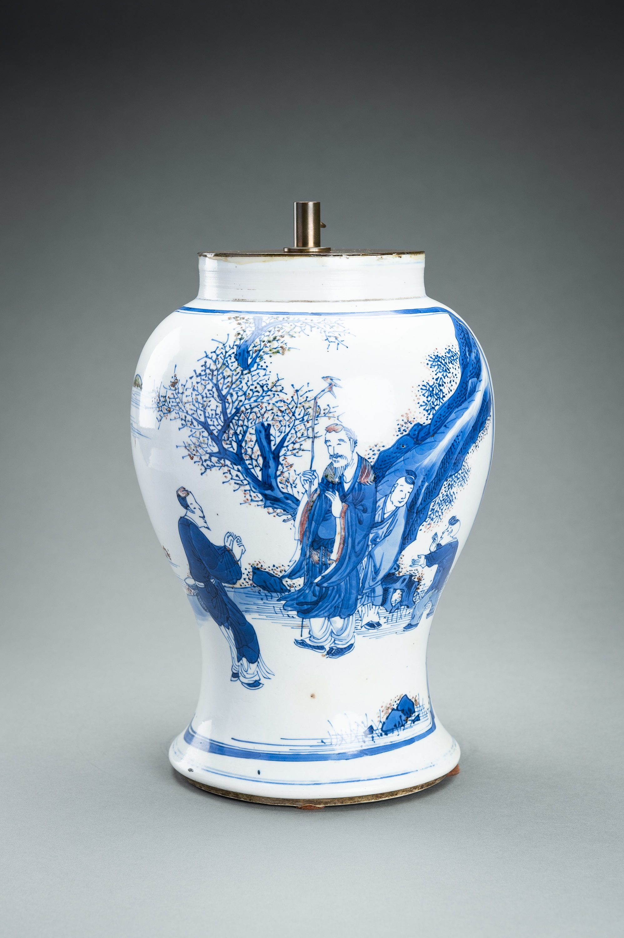 A 'HUNDRED ANTIQUES' PORCELAIN VASE, QING - Image 4 of 13