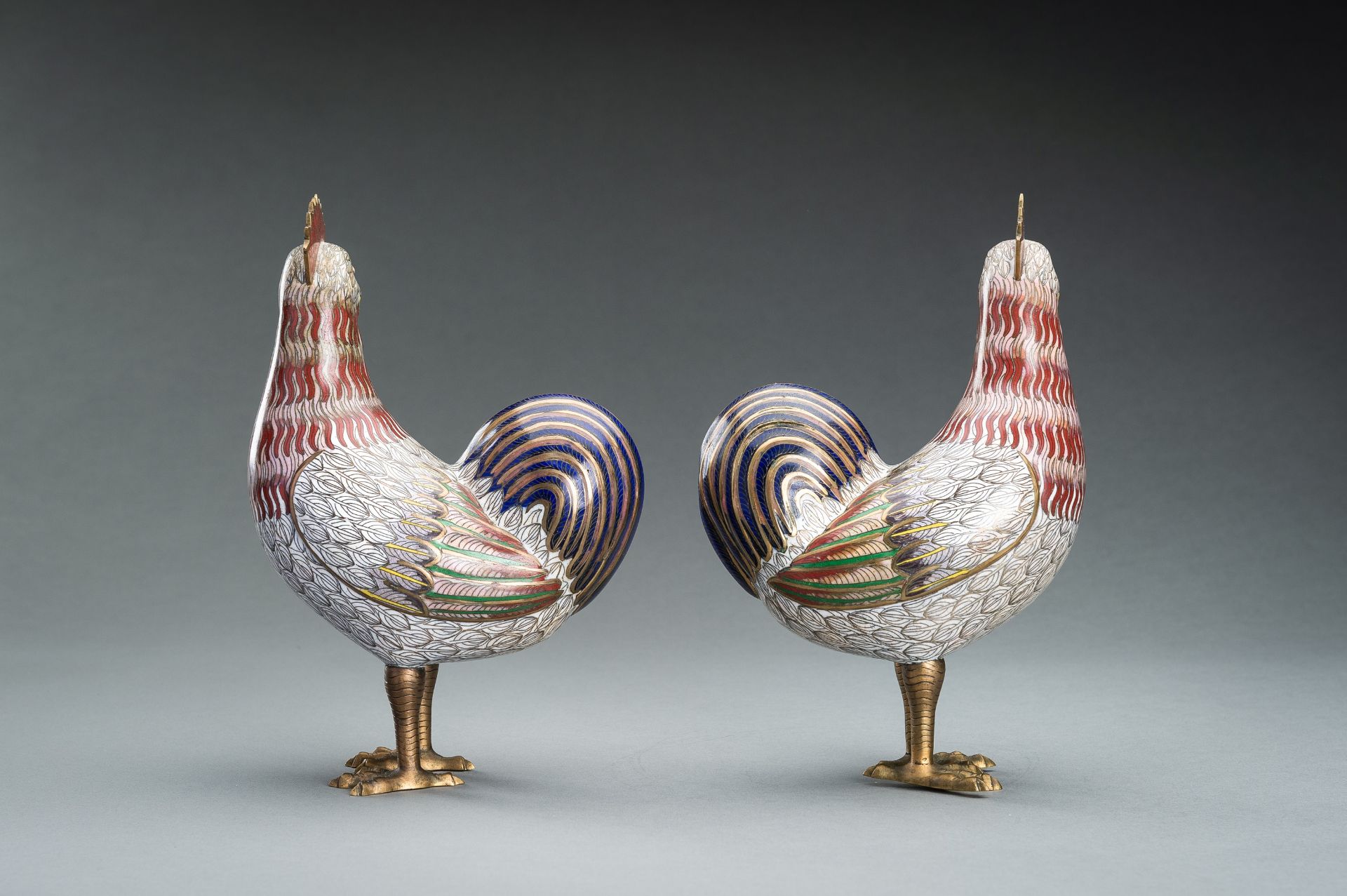 A PAIR OF CLOISONNE ENAMEL FIGURES OF COCKERELS, c. 1920s - Bild 7 aus 10