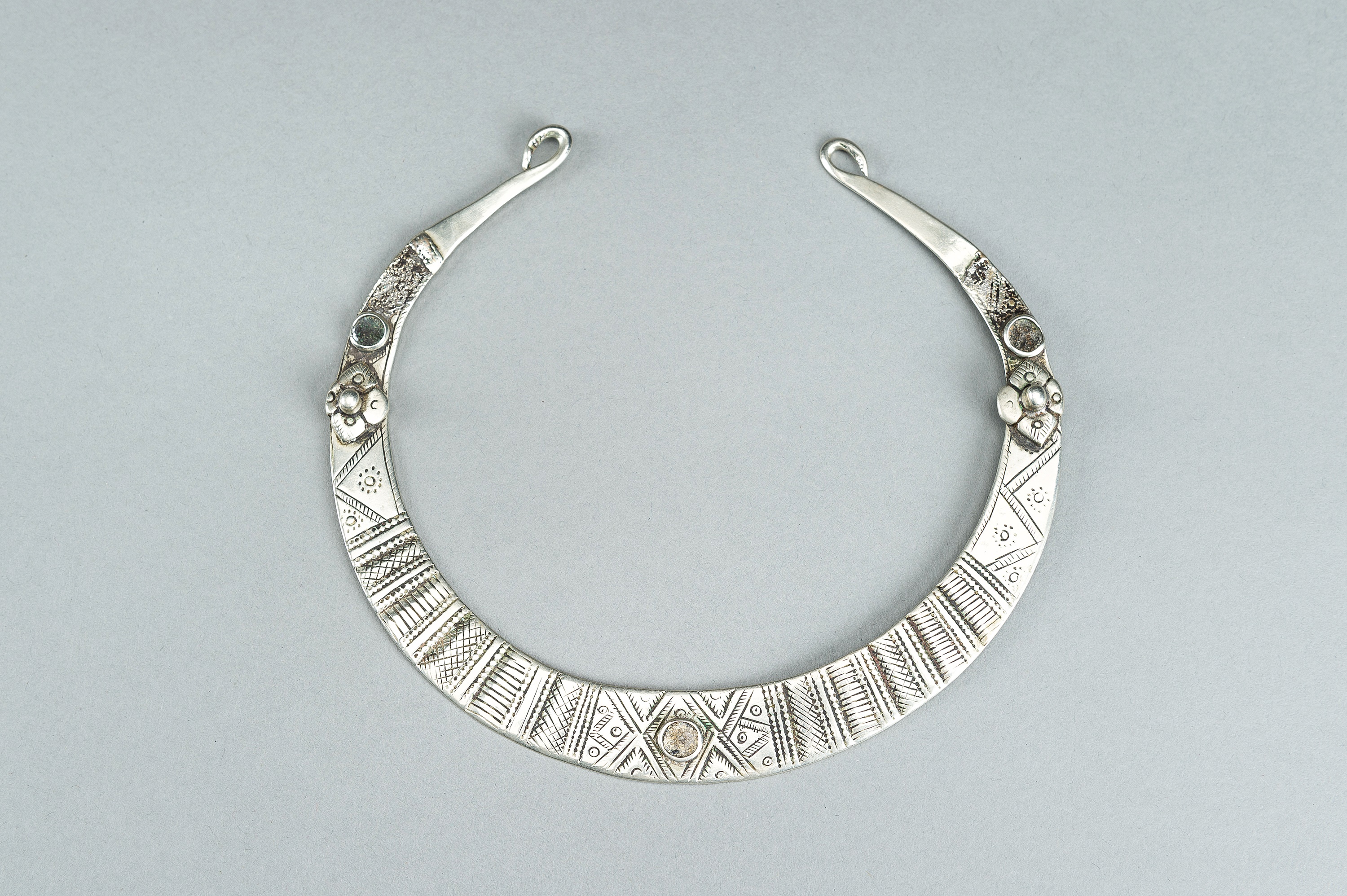 A PAIR OF ENGRAVED TRIBAL SILVER AND METAL TORQUES, c. 1900s - Image 10 of 13