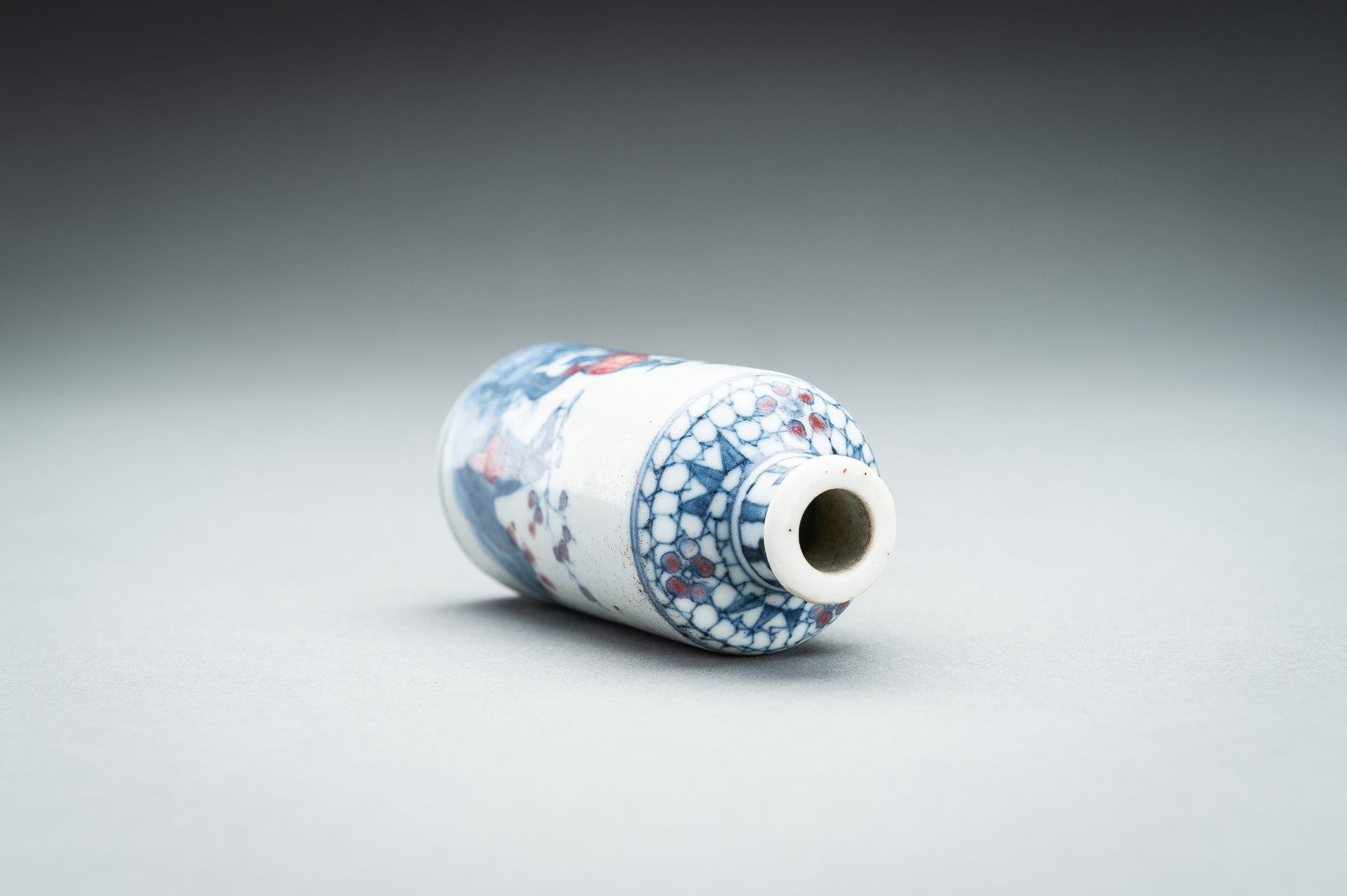 A BLUE AND IRON-RED 'MENG HAORAN' SNUFF BOTTLE, QING - Image 8 of 11