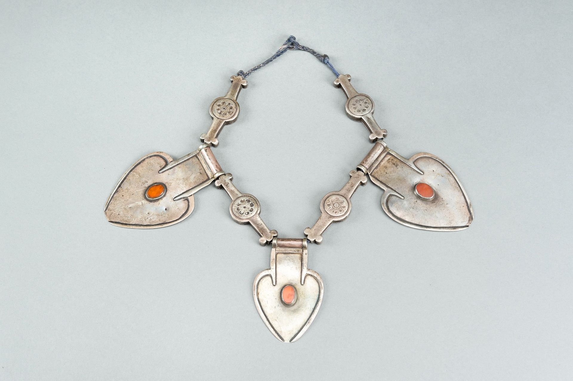 A TURKOMAN SILVER AND CARNELIAN ASYK PENDANT, c. 1900s - Bild 8 aus 10