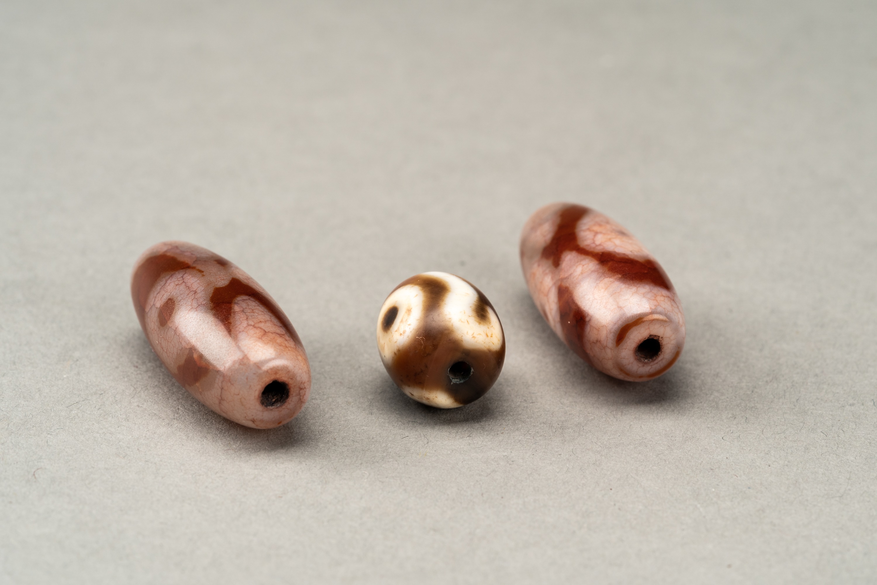 A GROUP OF NINE TIBETAN AGATE DZI AND BUDDHA EYE BEADS - Image 6 of 8