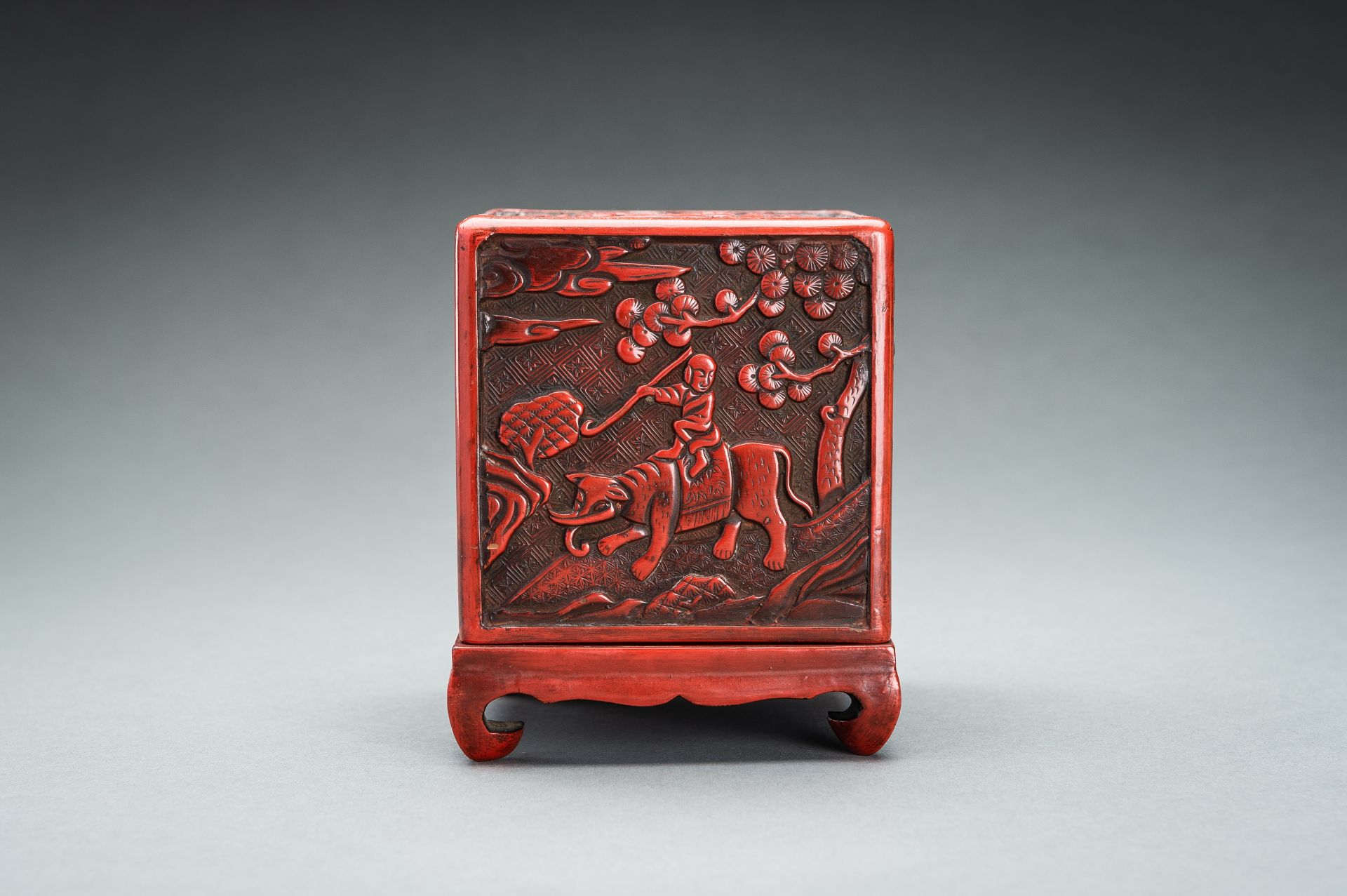 A CINNABAR LACQUER 'IMMORTALS AND BUDAI' BOX AND COVER, QING - Bild 7 aus 14