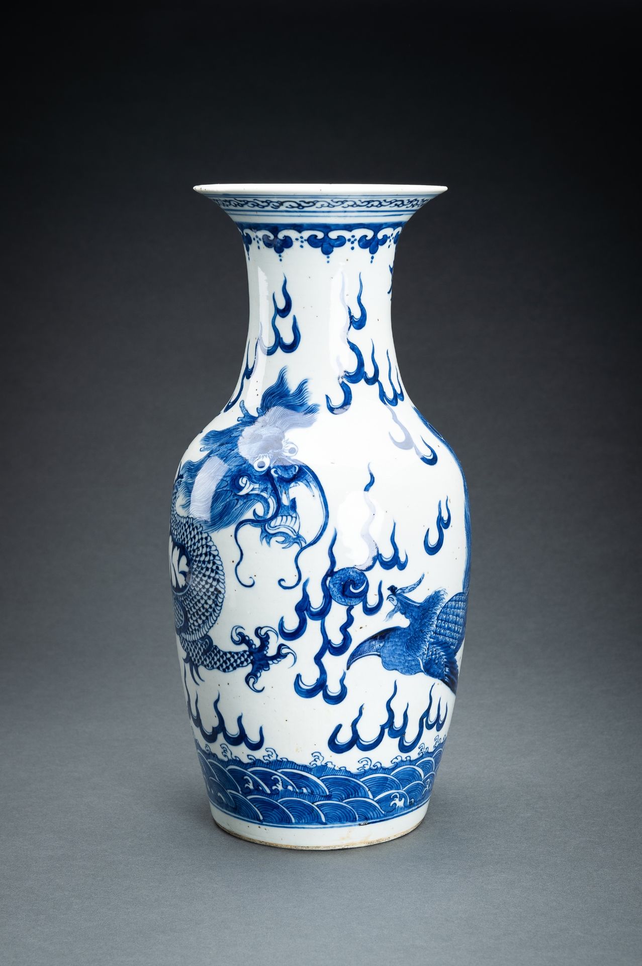 A BLUE AND WHITE 'DRAGON AND PHOENIX' PORCELAIN VASE, c. 1900s - Image 6 of 15