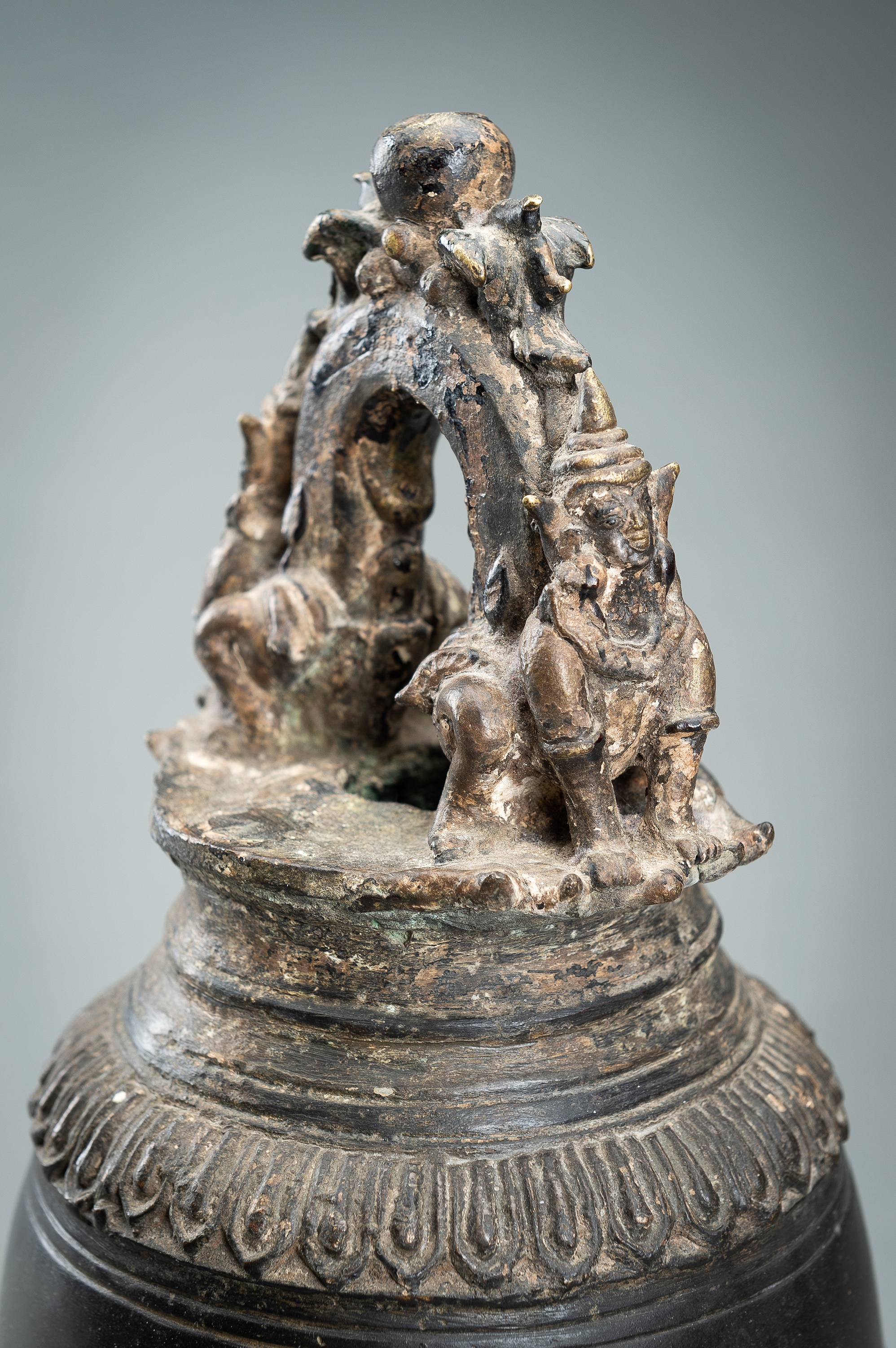 A MASSIVE BURMESE BRONZE TEMPLE BELL - Image 8 of 15