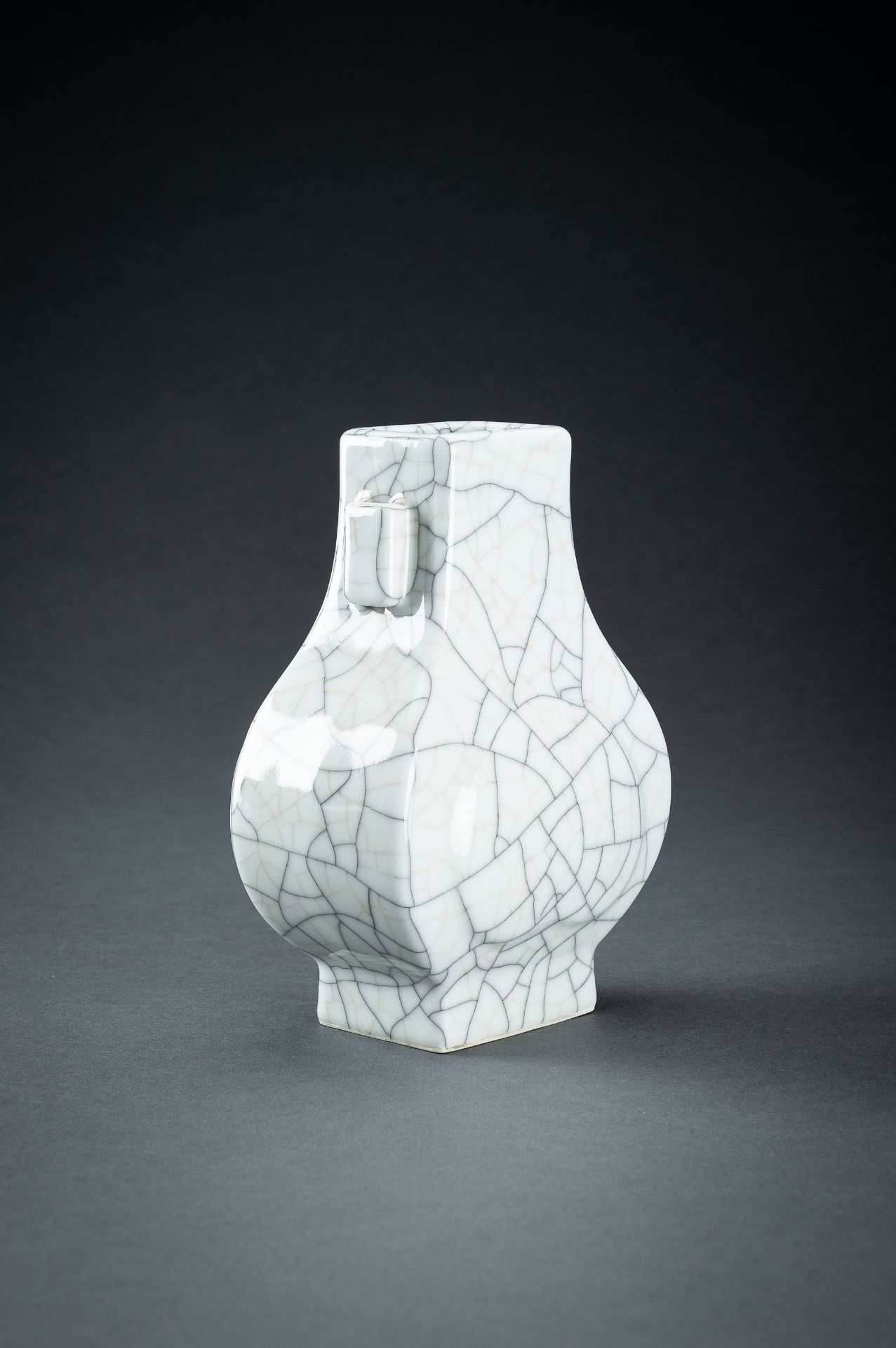 A GUAN-TYPE CRACKLED 'PEACH' VASE, HU, c. 1920s - Bild 6 aus 13