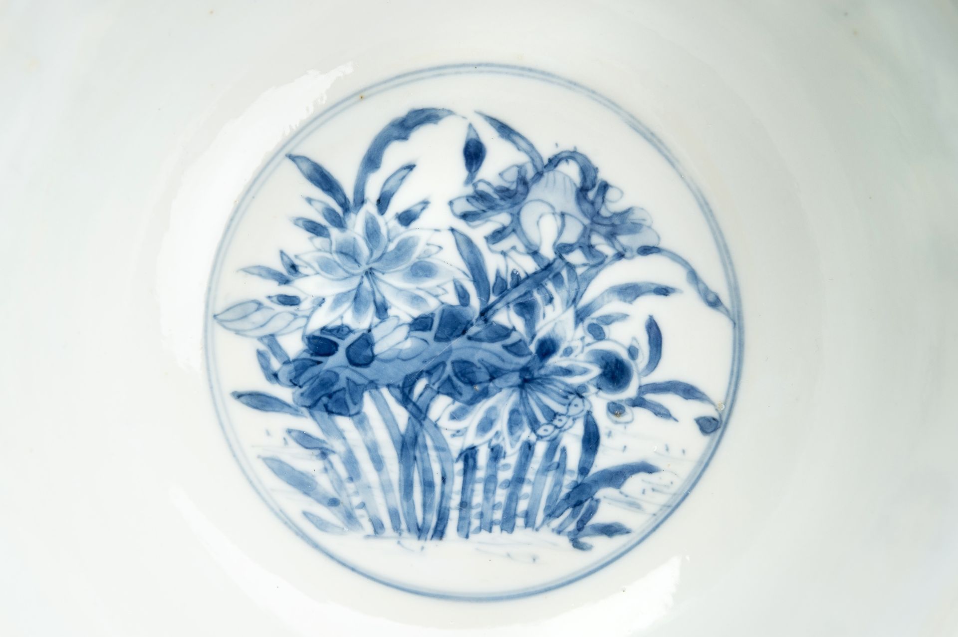 A BLUE AND WHITE PORCELAIN 'FLOWERS AND CRANES' BOWL, KANGXI - Bild 6 aus 17