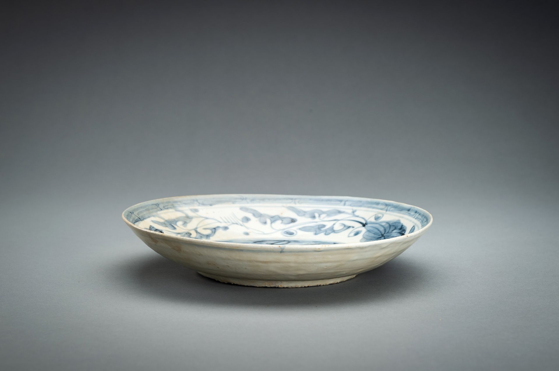 A TRANSITIONAL BLUE AND WHITE PORCELAIN DISH - Image 3 of 10