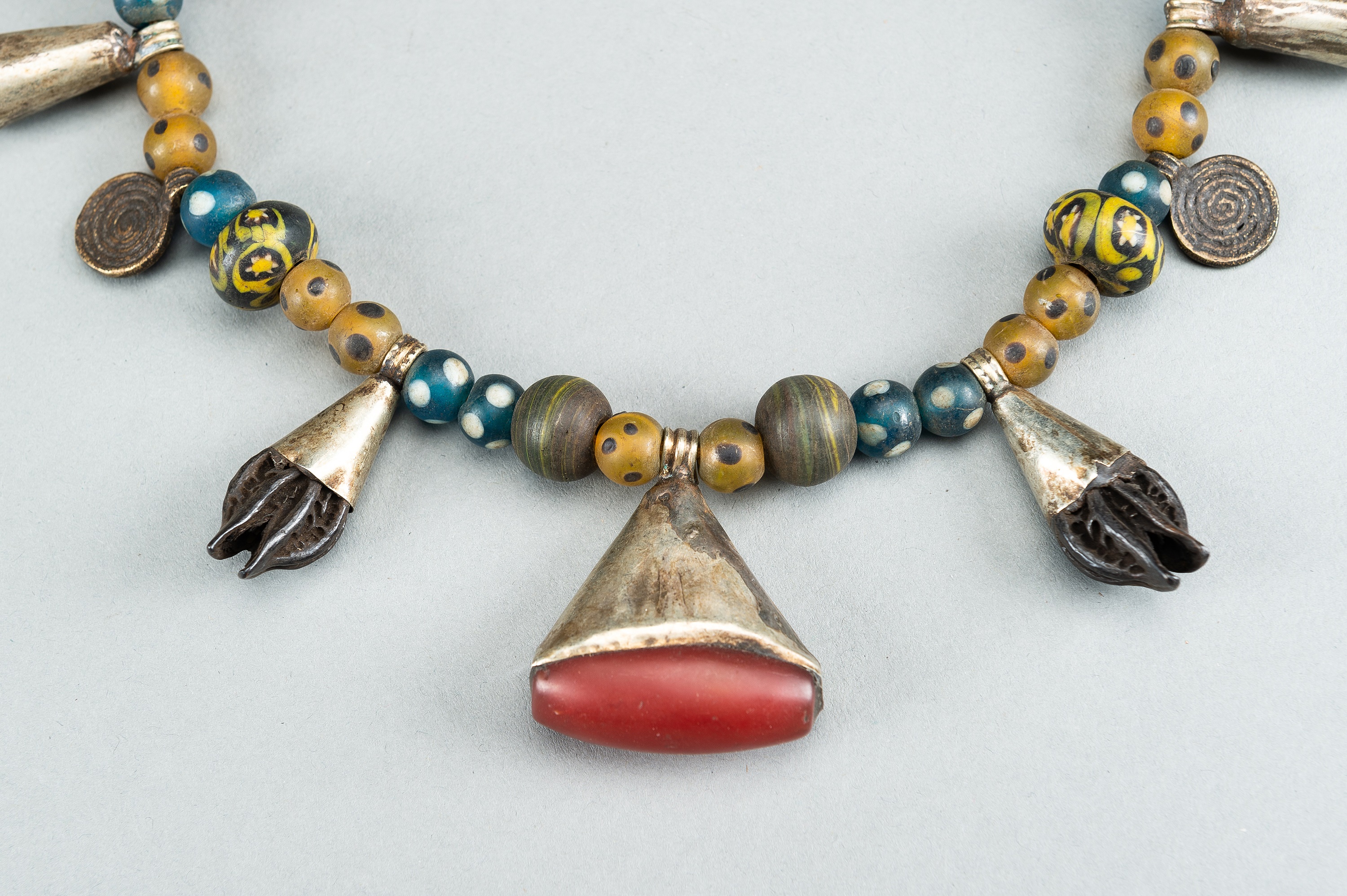 A NAGALAND MULTI-COLORED GLASS, BRASS AND SHELL NECKLACE, c. 1900s - Image 2 of 17