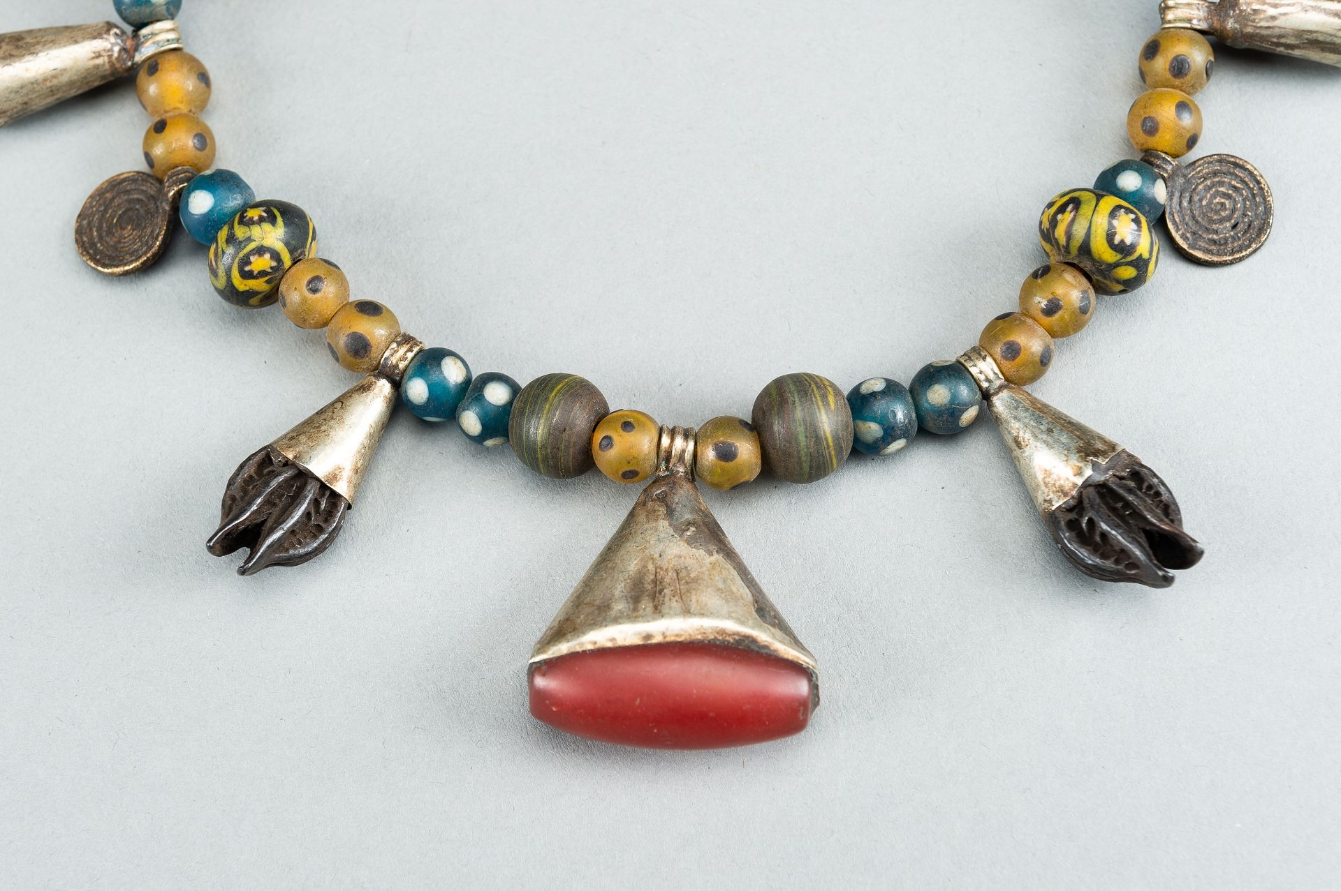 A NAGALAND MULTI-COLORED GLASS, BRASS AND SHELL NECKLACE, c. 1900s - Bild 2 aus 17