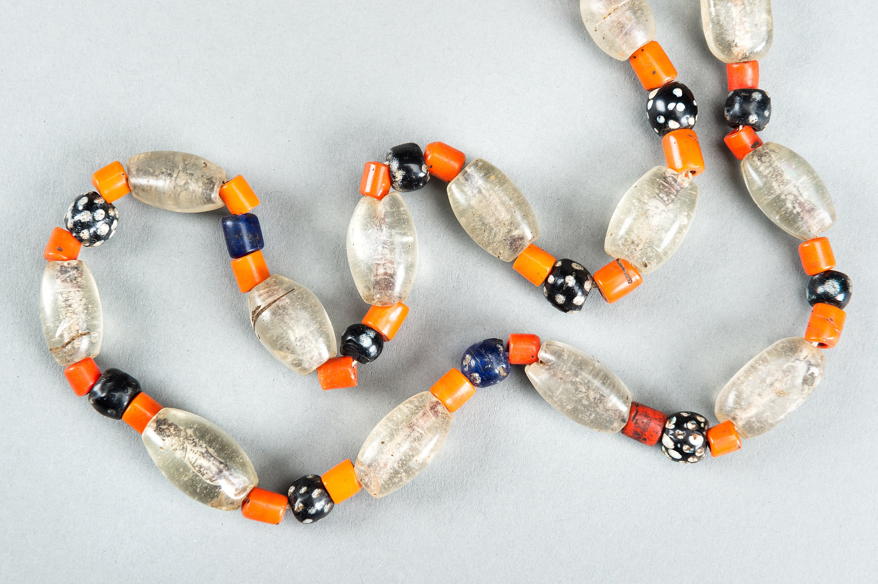A MULTI-COLORED NAGALAND GLASS NECKLACE, c. 1900s - Image 7 of 10