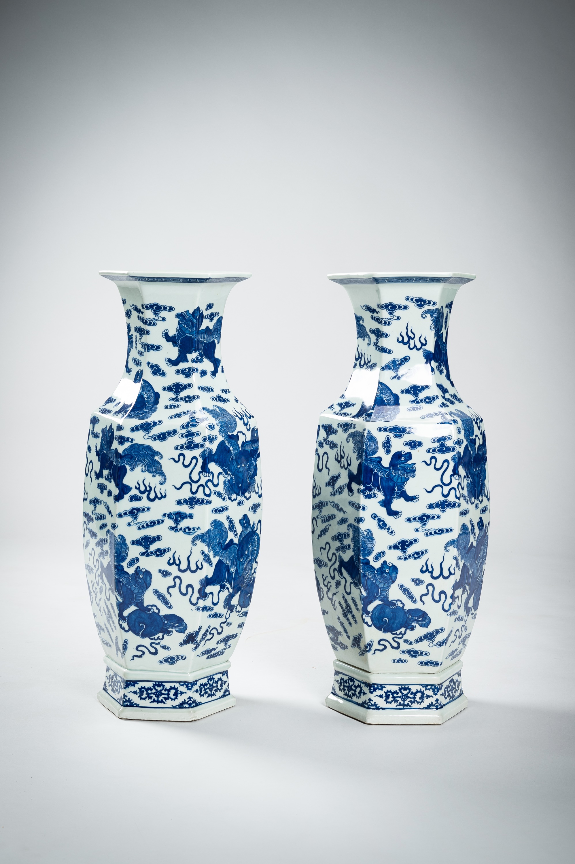 A LARGE PAIR OF BLUE AND WHITE PORCELAIN VASES WITH BUDDHIST LIONS, QING - Image 11 of 19