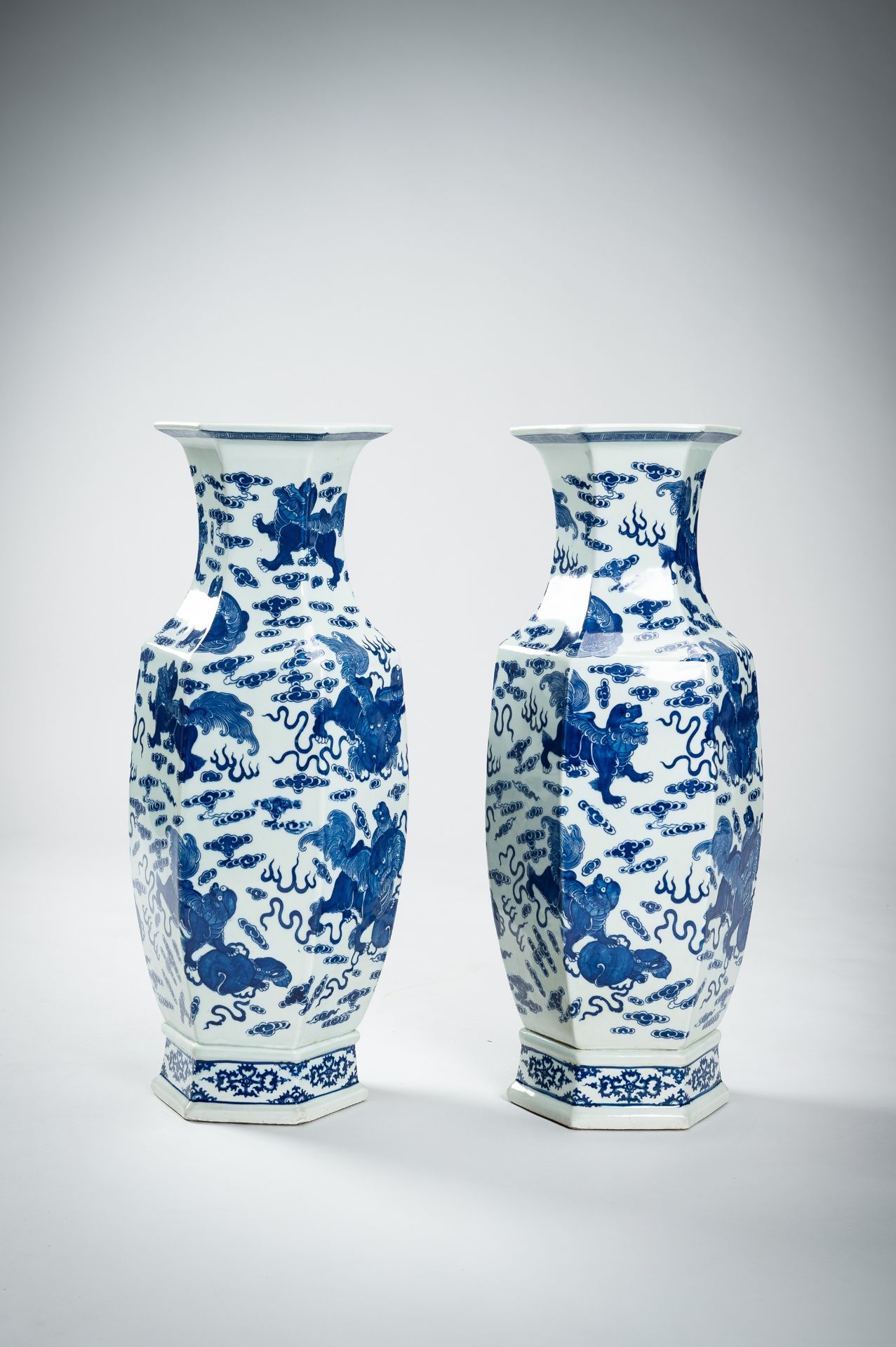 A LARGE PAIR OF BLUE AND WHITE PORCELAIN VASES WITH BUDDHIST LIONS, QING - Bild 11 aus 19