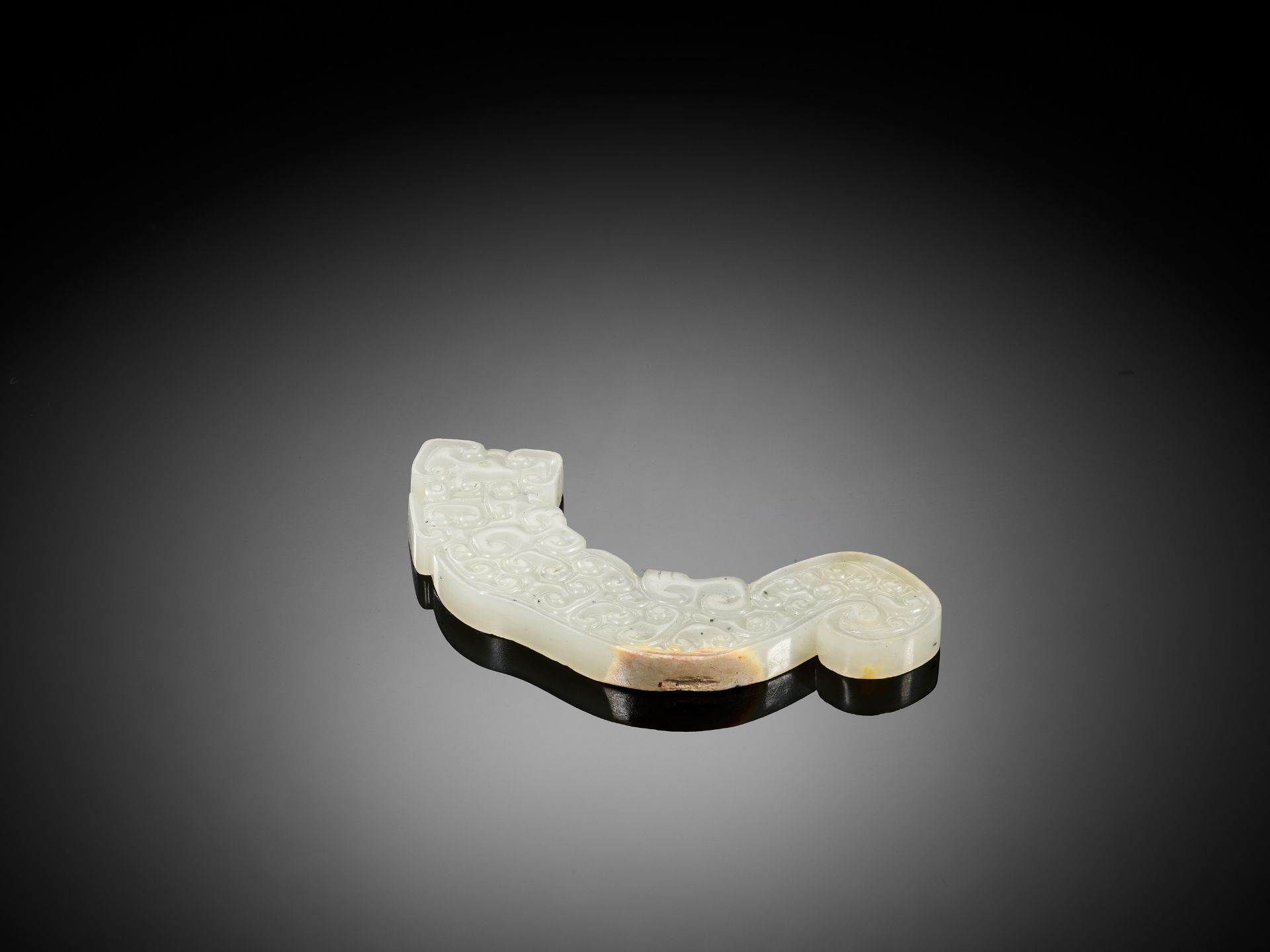 A WHITE JADE 'TIGER' PENDANT, LATE SPRING AND AUTUMN PERIOD - Image 6 of 9