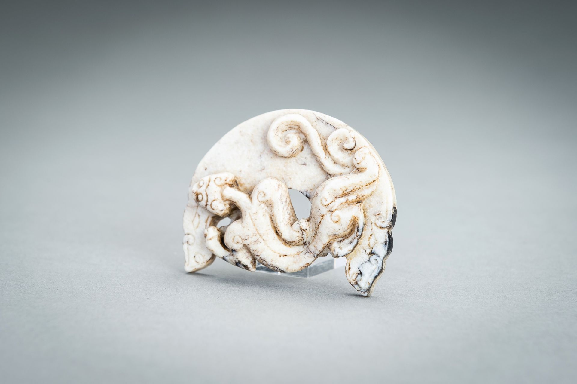 AN ARCHAISTIC MOTTLED JADE Â´CHILONGÂ´ PENDANT, QING - Image 3 of 10