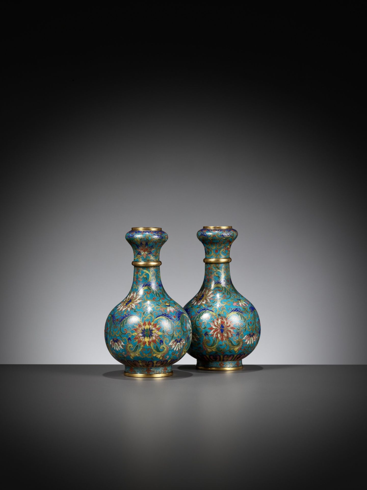 A PAIR OF CLOISONNE ENAMEL GARLIC-MOUTH VASES, QIANLONG TO JIAQING PERIOD - Image 7 of 9