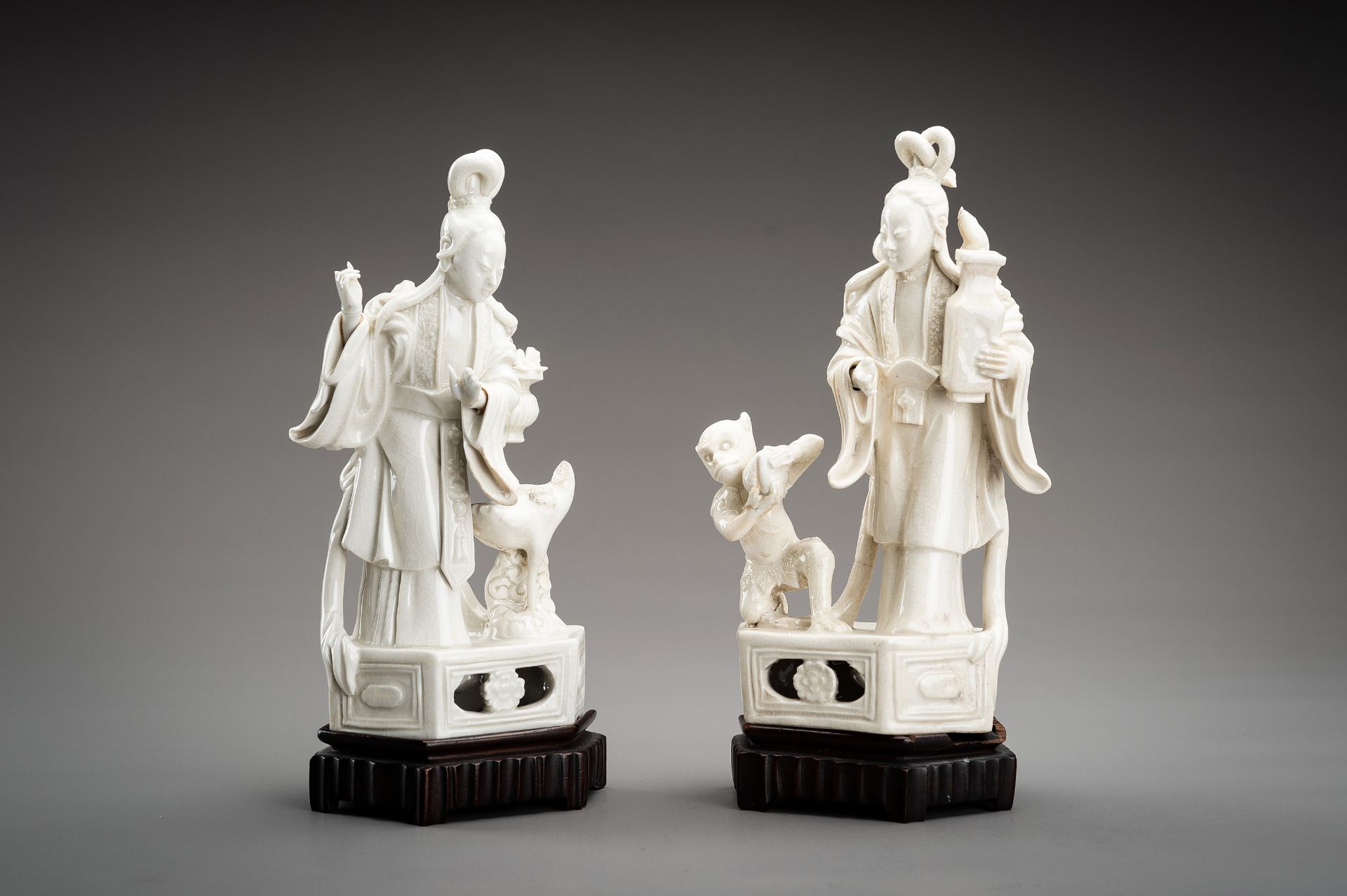 A PAIR OF DEHUA PORCELAIN FIGURES, 18th CENTURY - Bild 11 aus 15