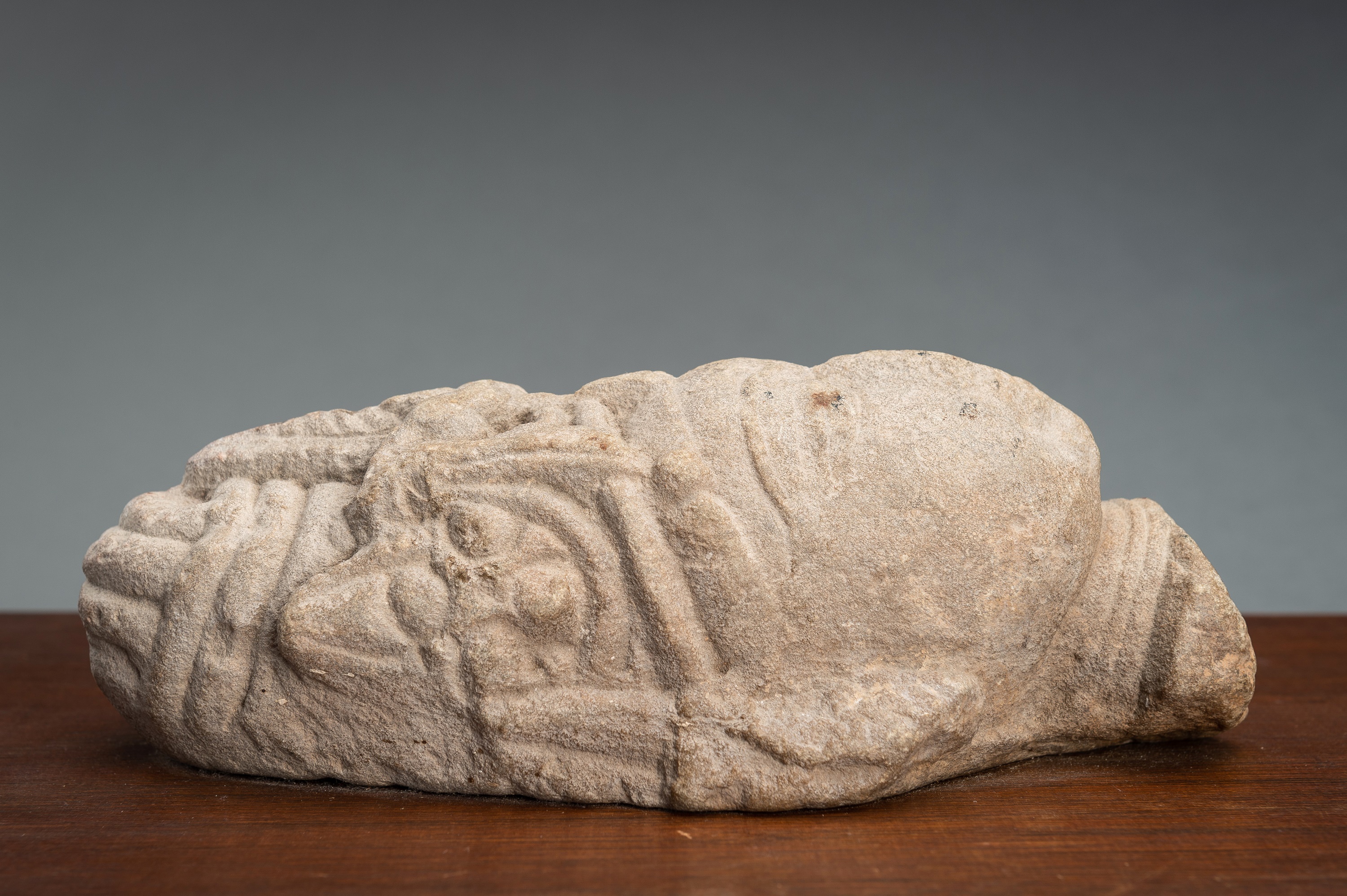 A SANDSTONE HEAD OF VISHNU WITH A MITER CROWN - Image 9 of 14