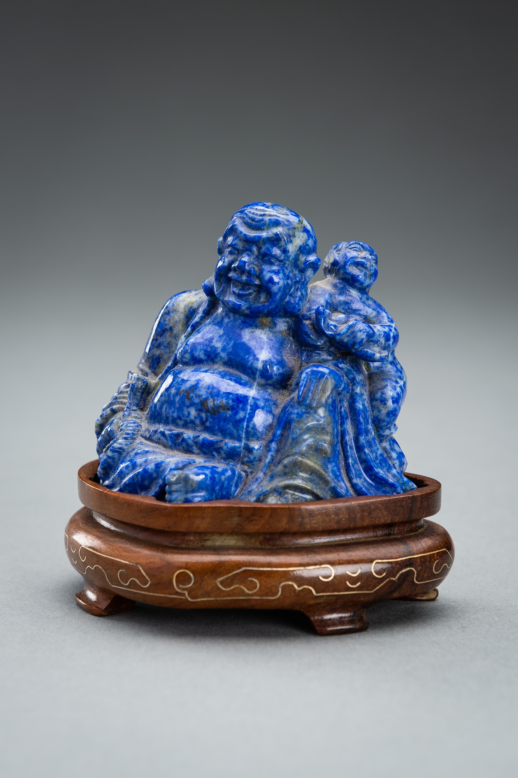 A LAPIS LAZULI FIGURE OF BUDAI WITH CHILD, 19TH CENTURY - Image 2 of 10