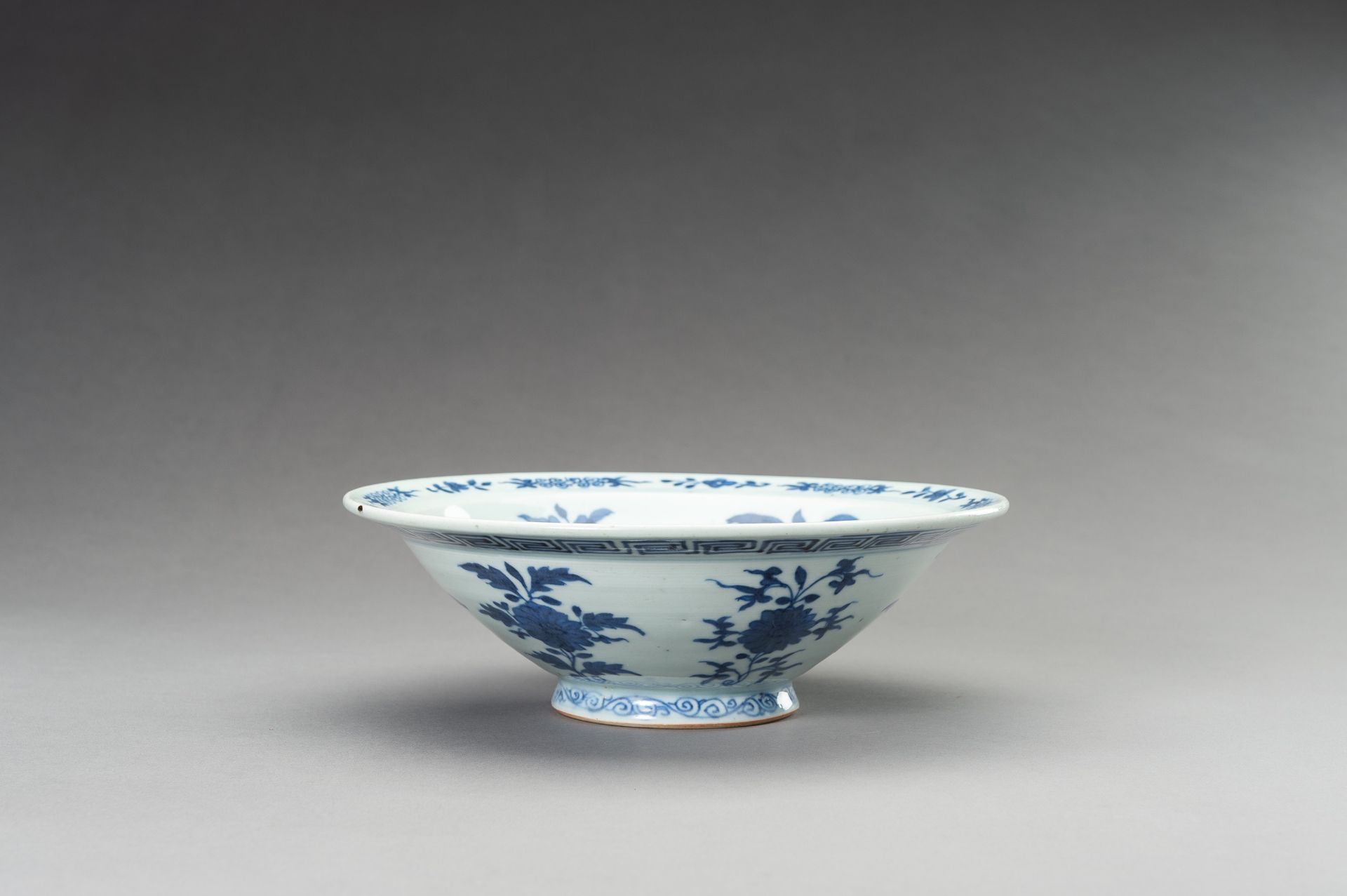 A BLUE AND WHITE PORCELAIN BOWL, 1900s - Bild 5 aus 9