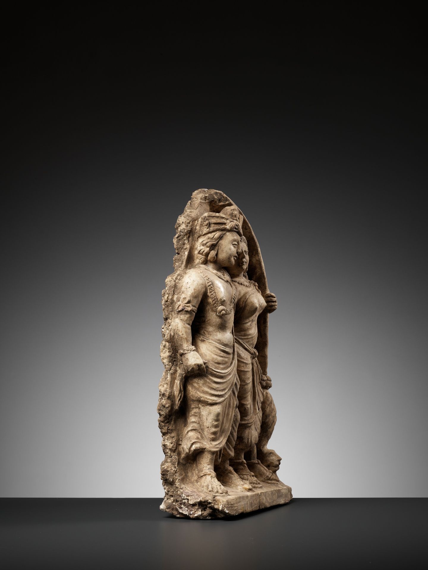 A RARE 'NOBLE COUPLE UNDER ARCH' STUCCO RELIEF, ANCIENT REGION OF GANDHARA - Bild 9 aus 10