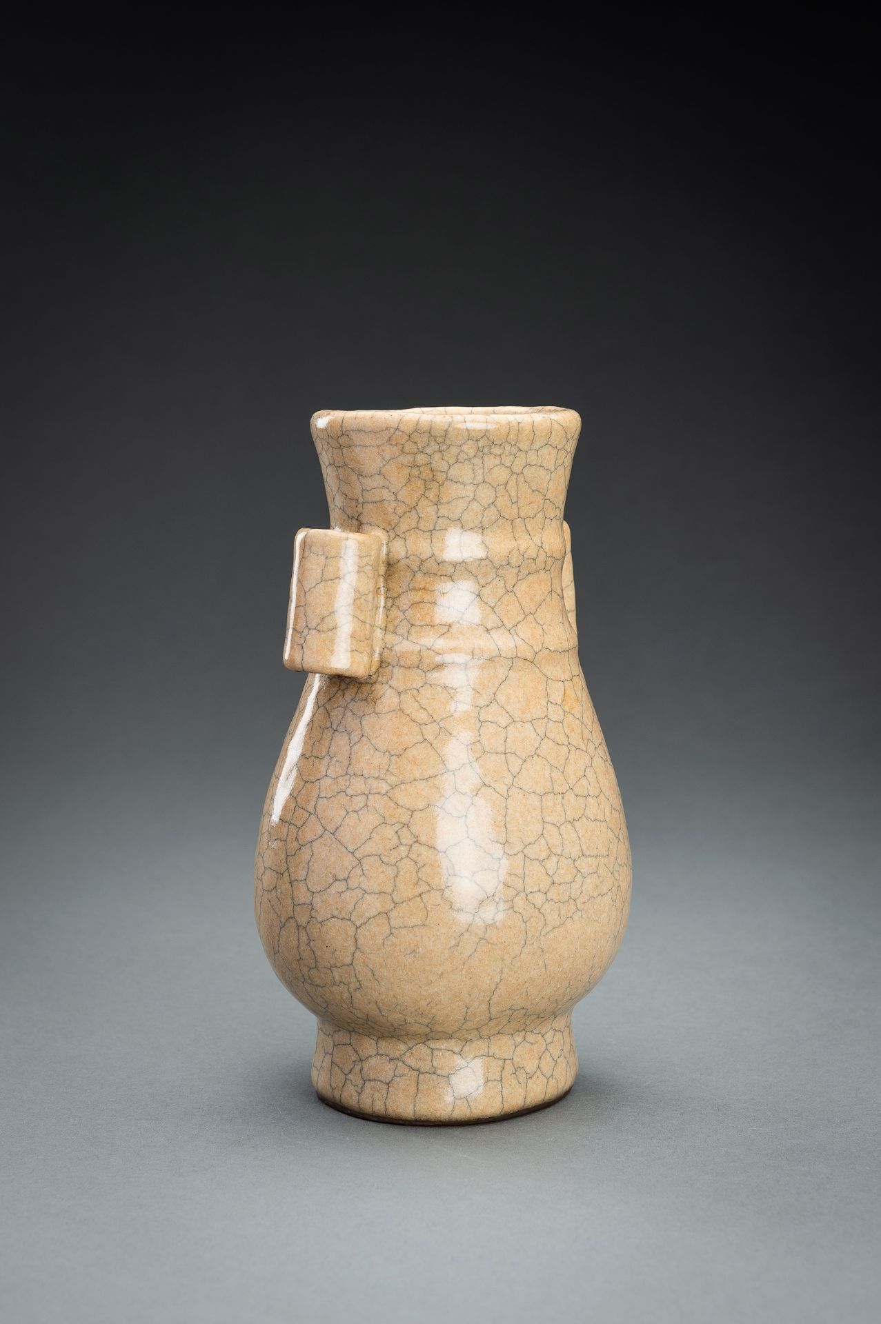 A SONG STYLE CRACKLE GLAZE PORCELAIN VASE, HU, c. 1920s - Image 7 of 11