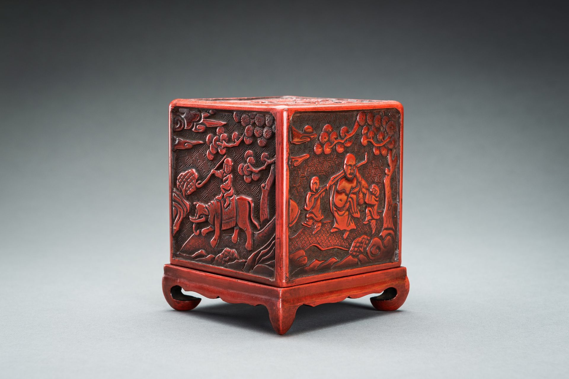 A CINNABAR LACQUER 'IMMORTALS AND BUDAI' BOX AND COVER, QING - Bild 8 aus 14