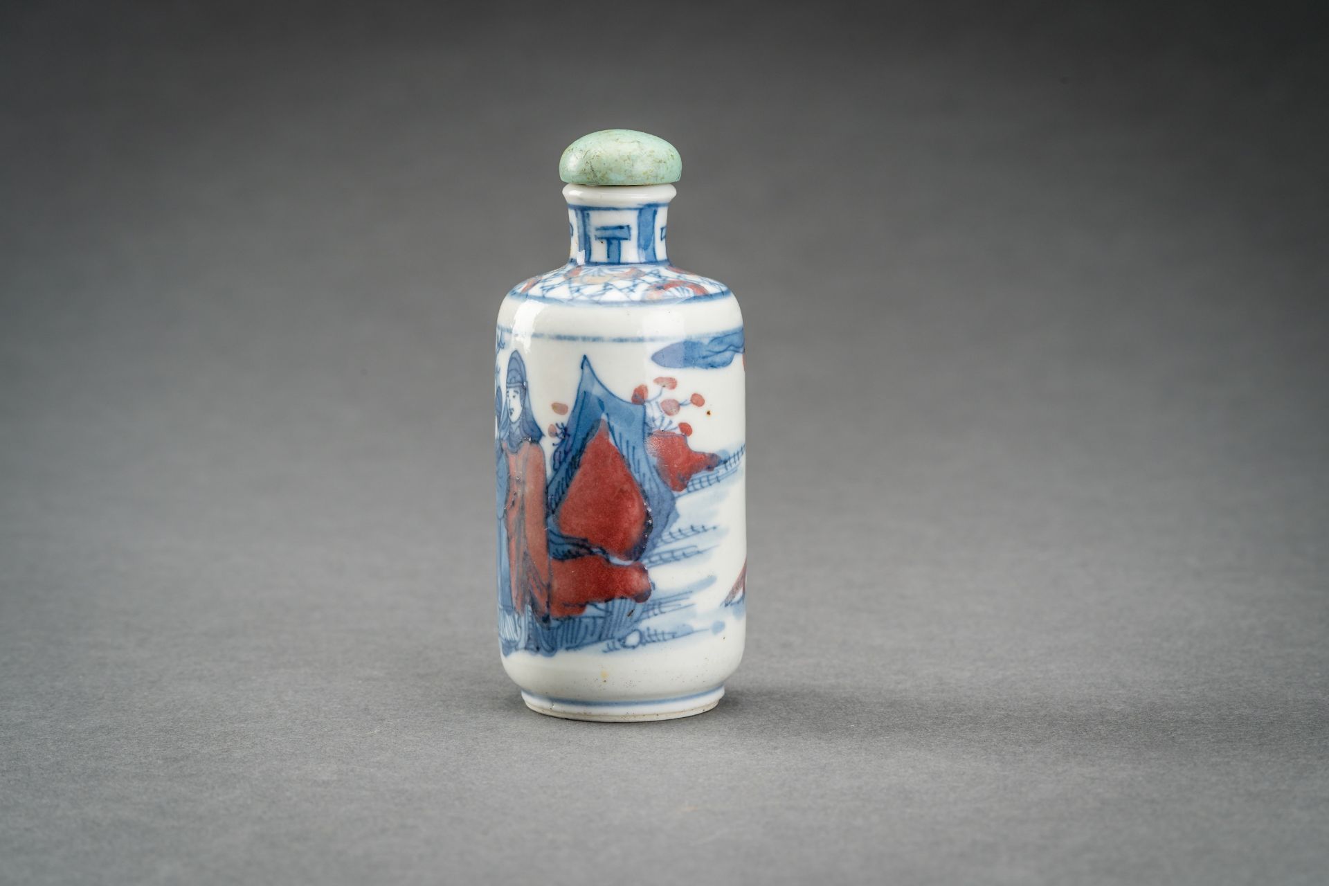 A BLUE, WHITE AND IRON RED PORCELAIN SNUFF BOTTLE WITH WARRIORS, QING - Image 4 of 7