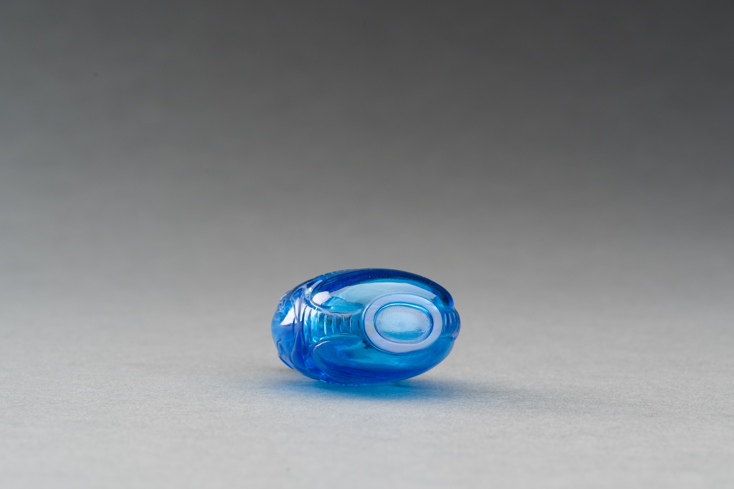 A TRANSPARENT BLUE GLASS SNUFF BOTTLE - Image 6 of 6