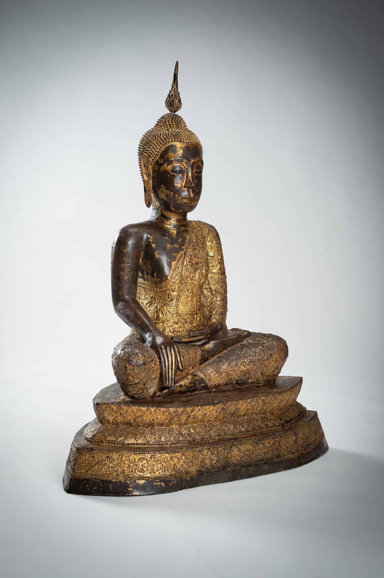 A LARGE GILT-LACQUERED BRONZE FIGURE OF SEATED BUDDHA, RATTANAKOSIN KINGDOM - Bild 14 aus 22