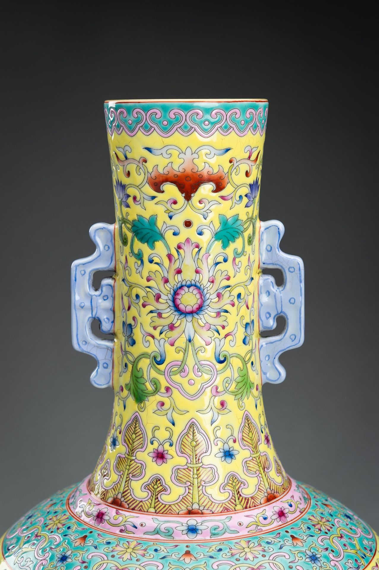 A YELLOW-GROUND FAMILLE ROSE VASE, REPUBLIC PERIOD - Bild 3 aus 13