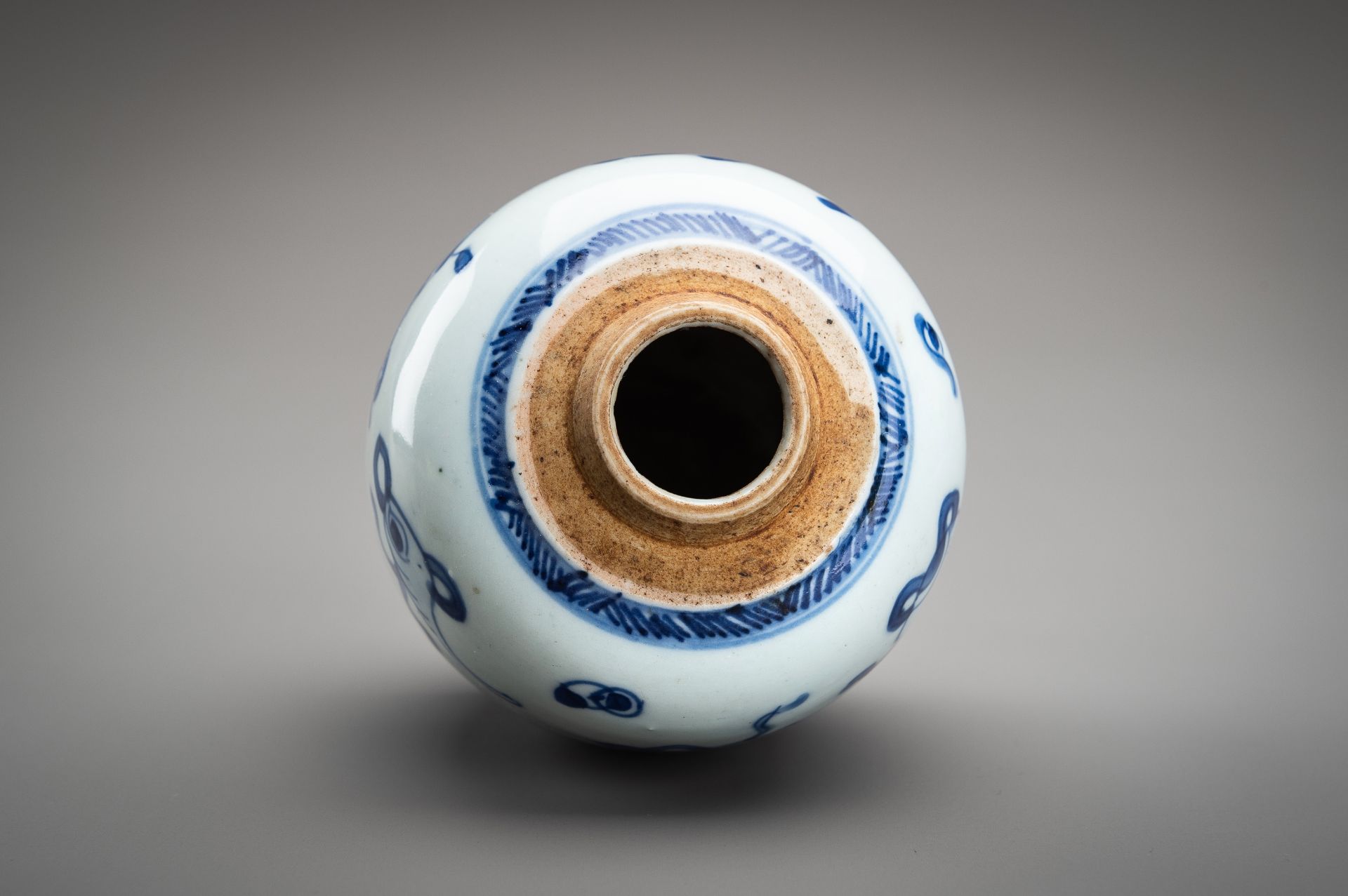 A SMALL BLUE AND WHITE PORCELAIN GINGER JAR, QING - Bild 11 aus 12