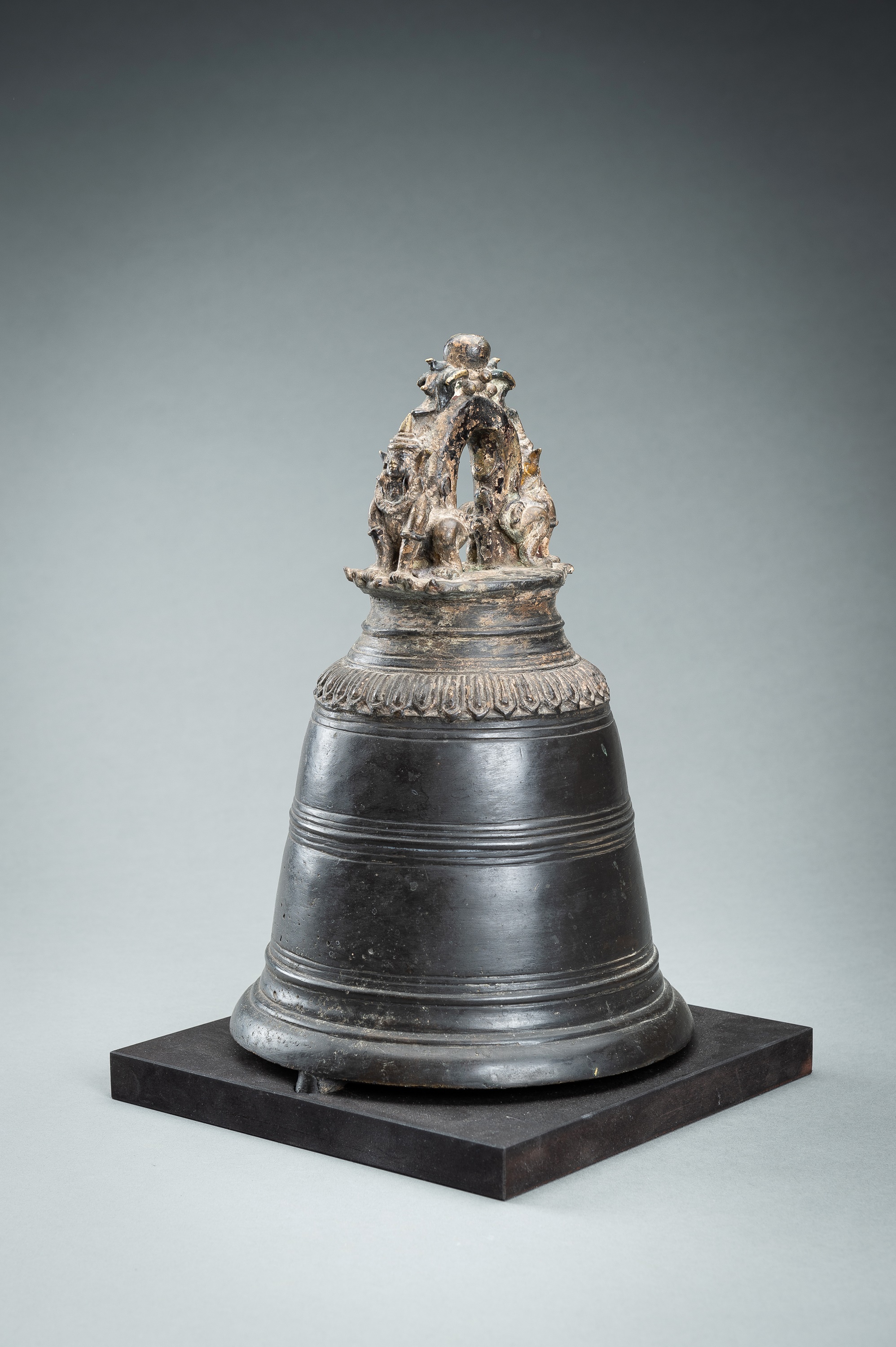 A MASSIVE BURMESE BRONZE TEMPLE BELL - Image 11 of 15