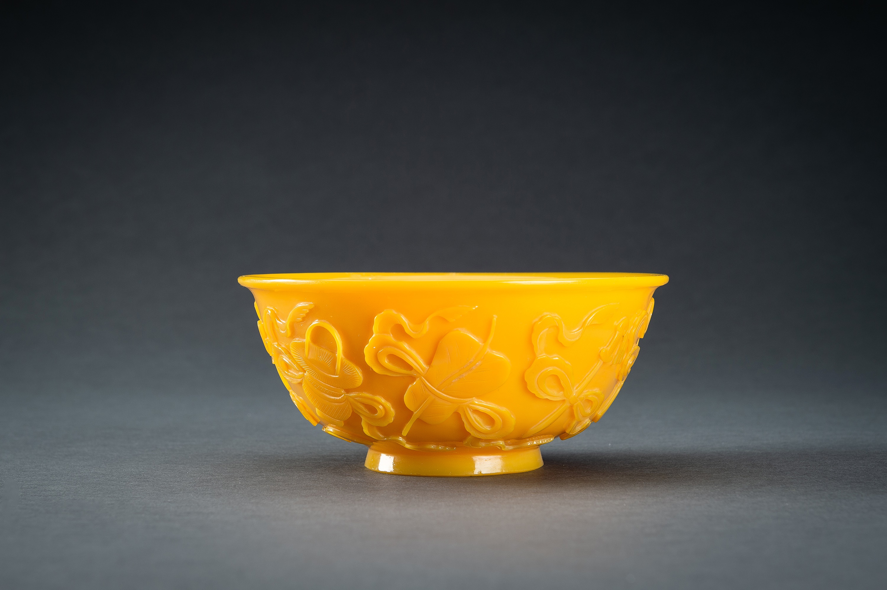 AN OPAQUE YELLOW GLASS BOWL WITH BUDDHIST SYMBOLS, QING - Image 7 of 13