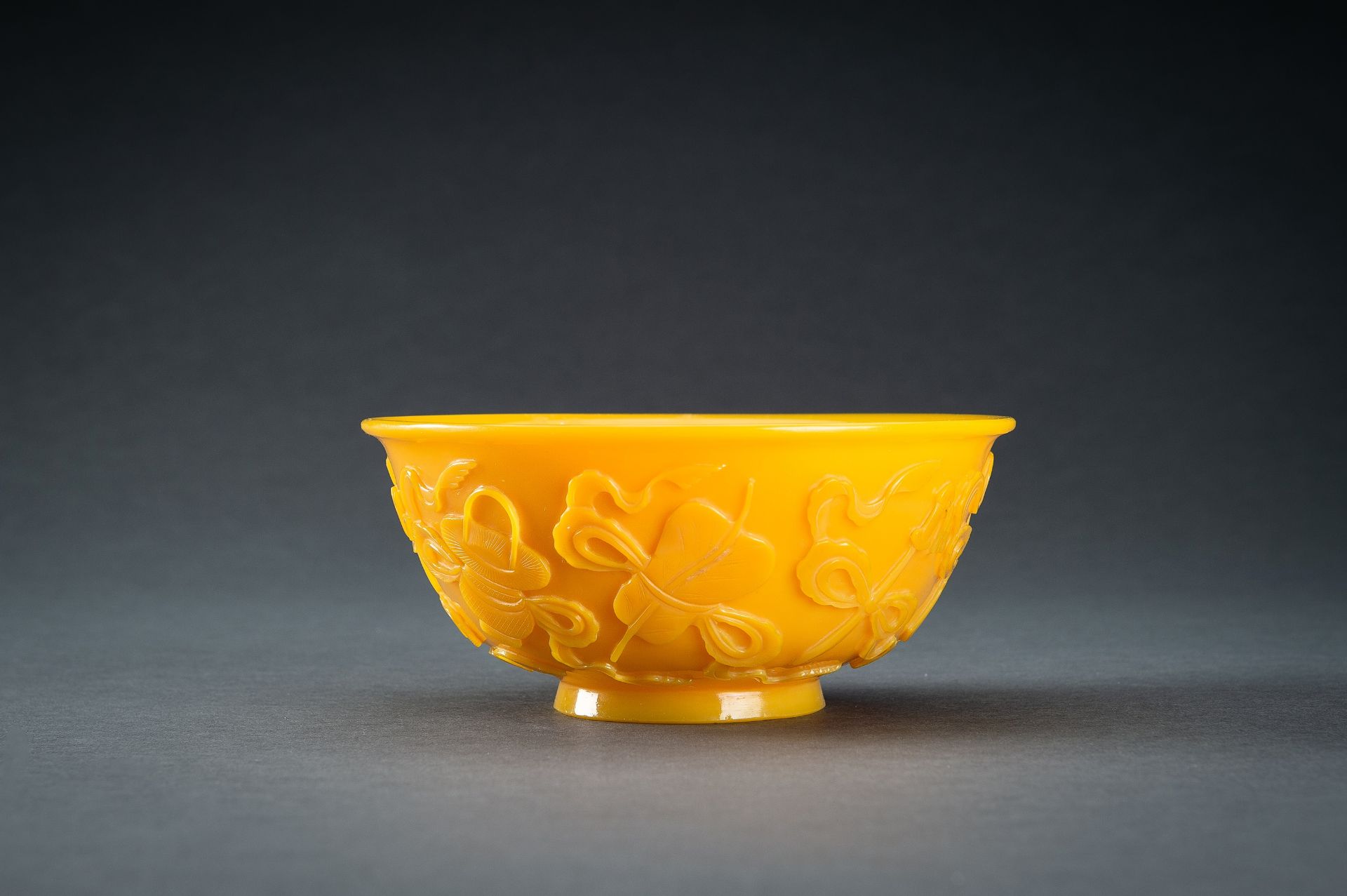 AN OPAQUE YELLOW GLASS BOWL WITH BUDDHIST SYMBOLS, QING - Bild 7 aus 13