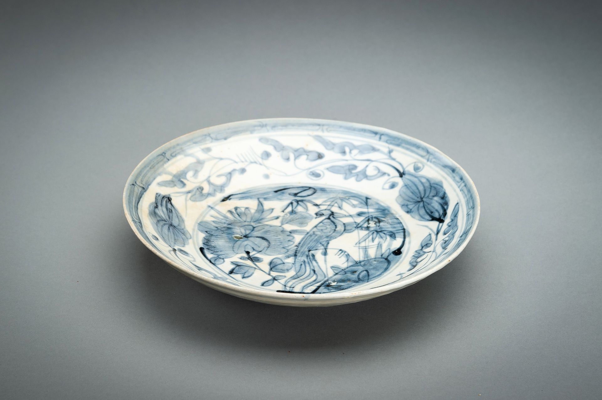 A TRANSITIONAL BLUE AND WHITE PORCELAIN DISH - Image 2 of 10