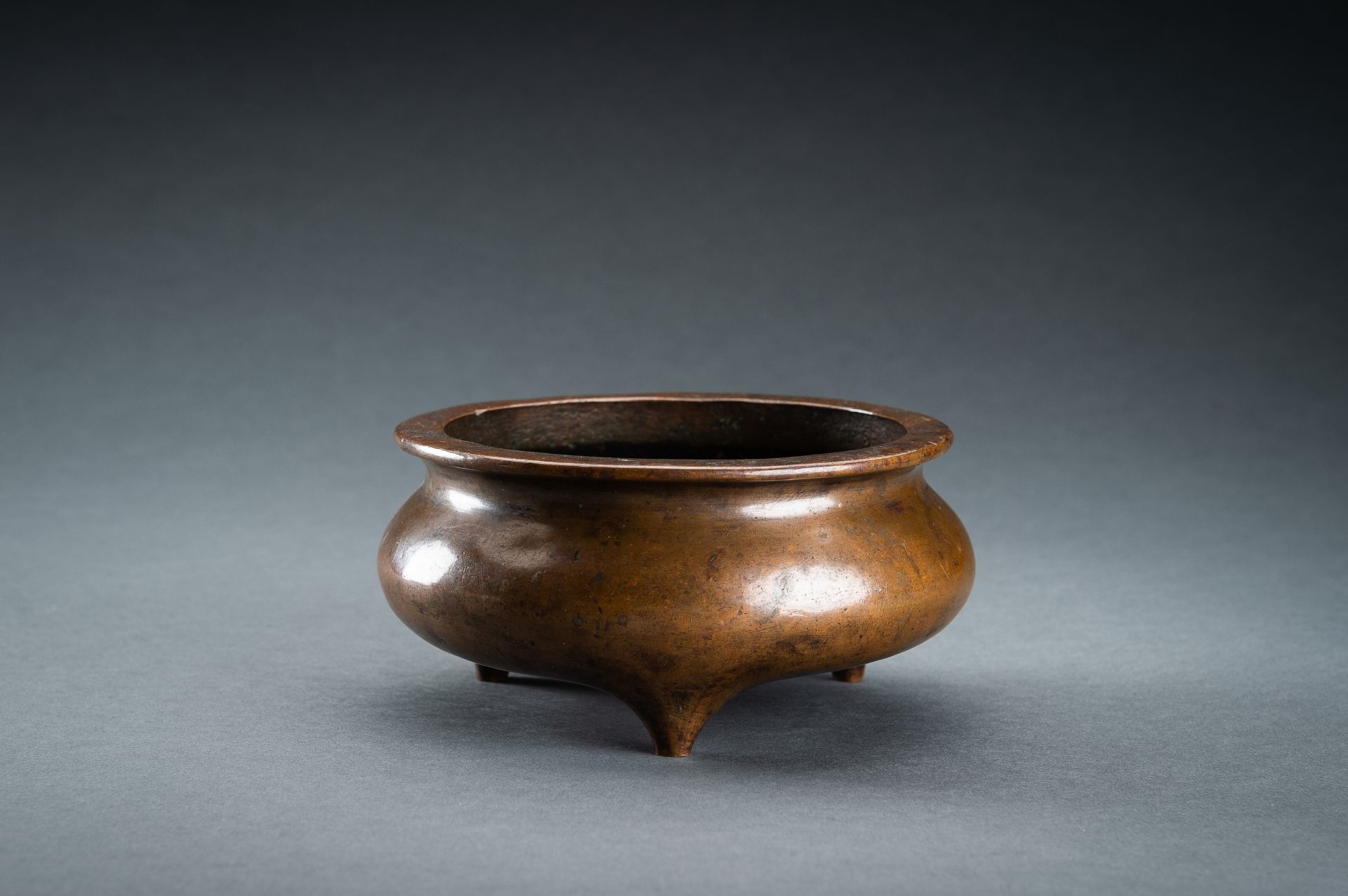 A FINE BRONZE TRIPOD CENSER, QING DYNASTY - Image 6 of 12