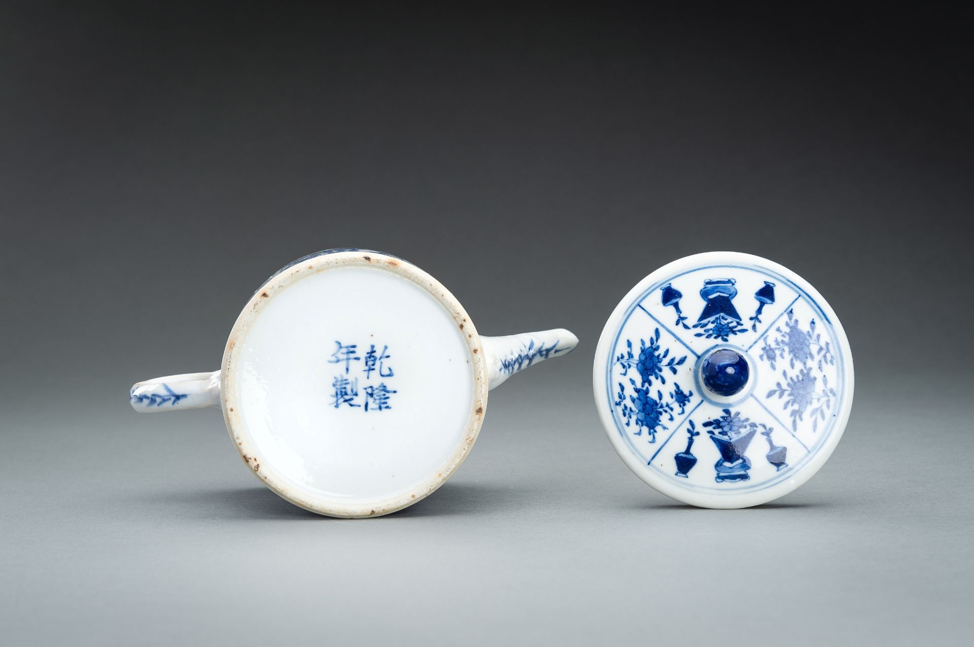 A BLUE AND WHITE PORCELAIN TEAPOT, QIANLONG MARK AND POSSIBLY OF THE PERIOD - Bild 10 aus 11