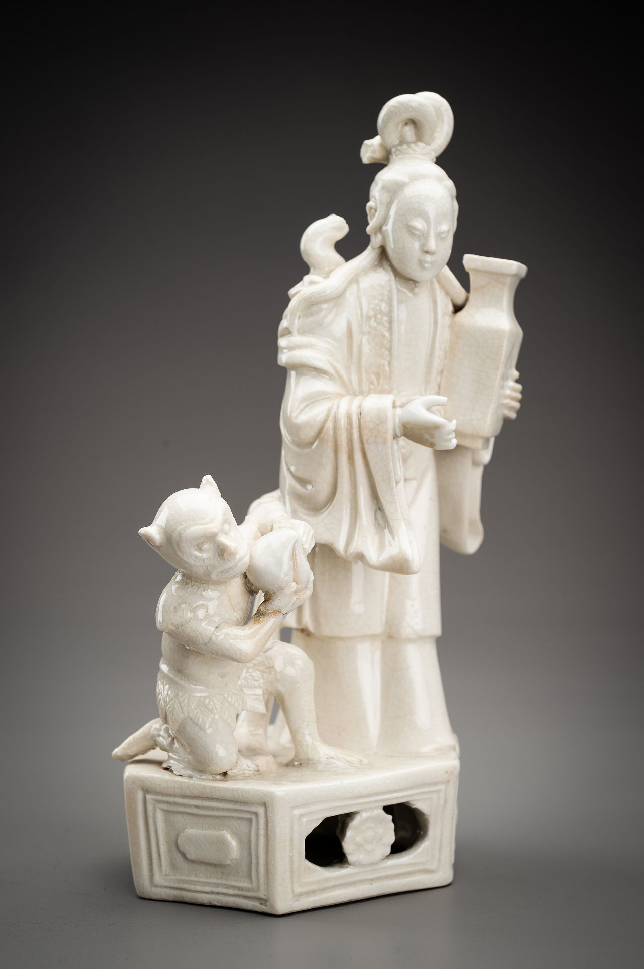 A PAIR OF DEHUA PORCELAIN FIGURES, 18th CENTURY - Bild 8 aus 15