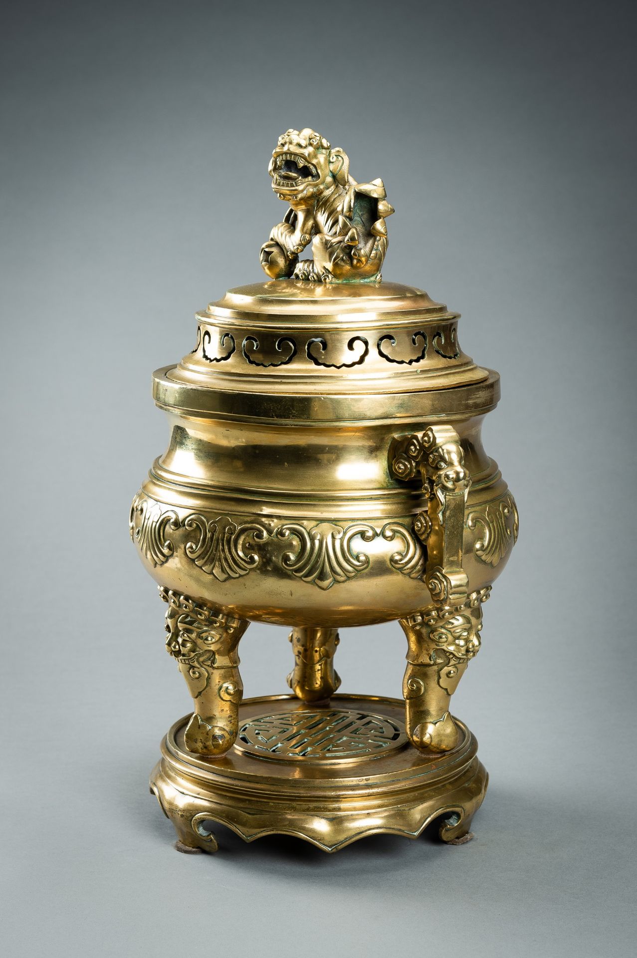 A MASSIVE GILT BRONZE TRIPOD CENSER WITH STAND AND COVER, QING - Image 3 of 19