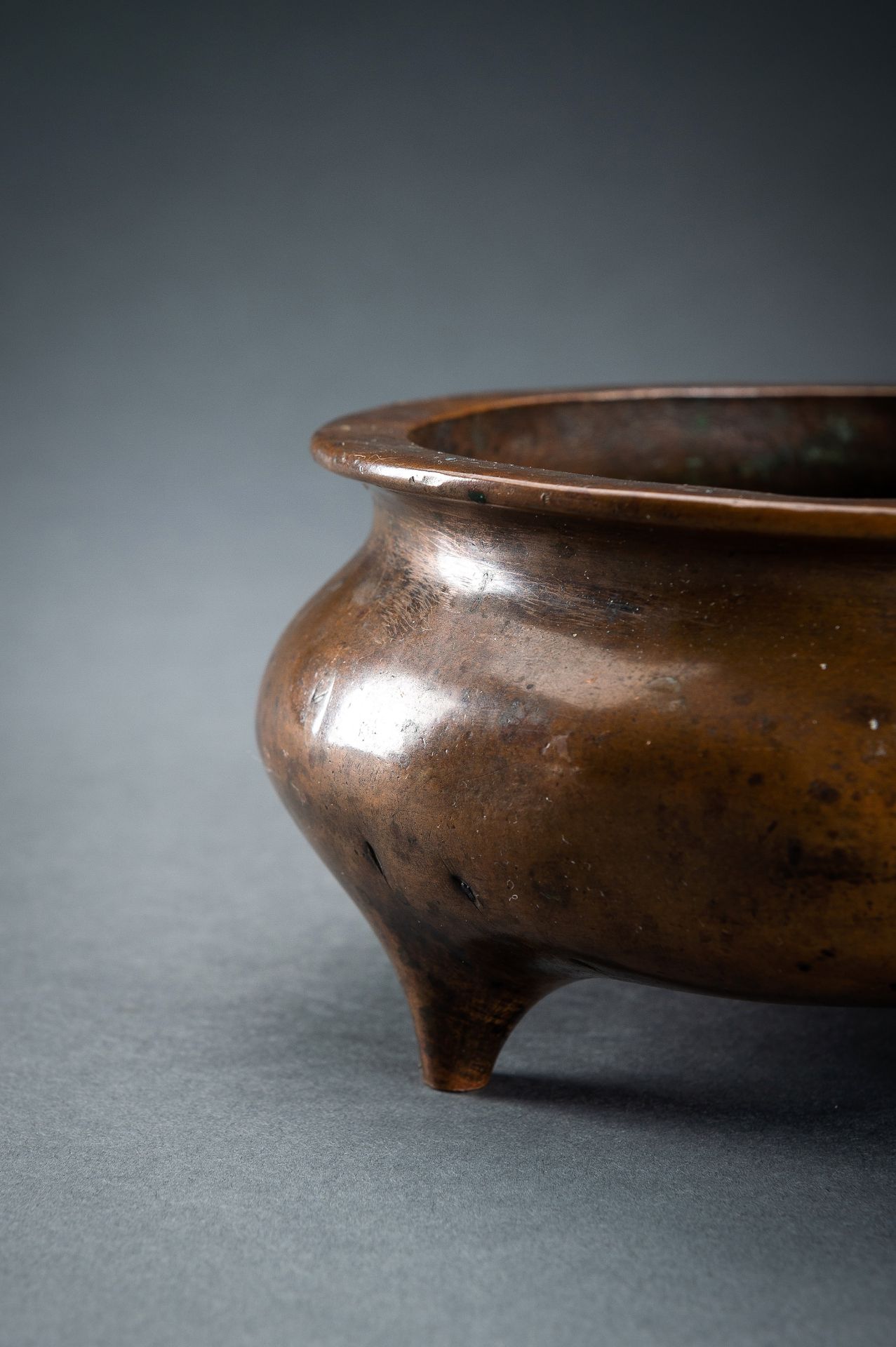 A FINE BRONZE TRIPOD CENSER, QING DYNASTY - Image 4 of 12