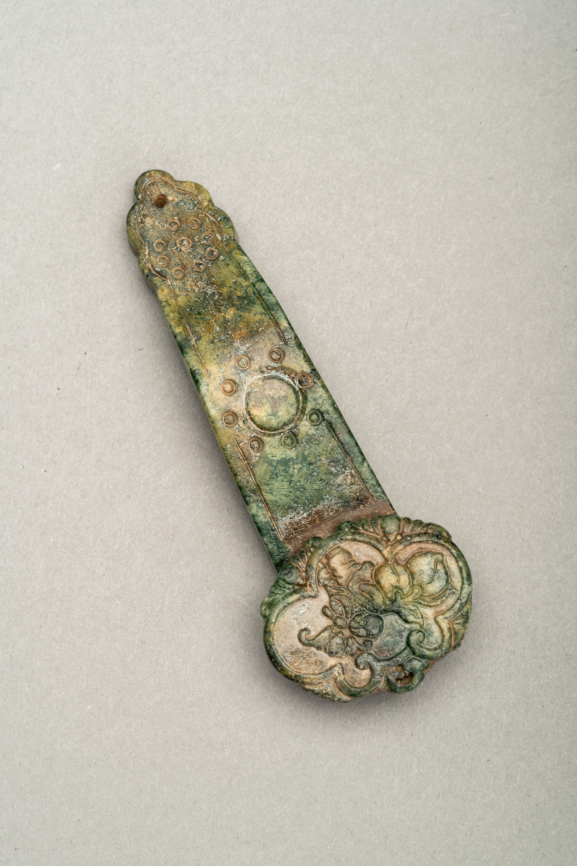 A SMALL HARDSTONE `RUYI SCEPTERÂ´ PENDANT, c 1920s - Image 6 of 12